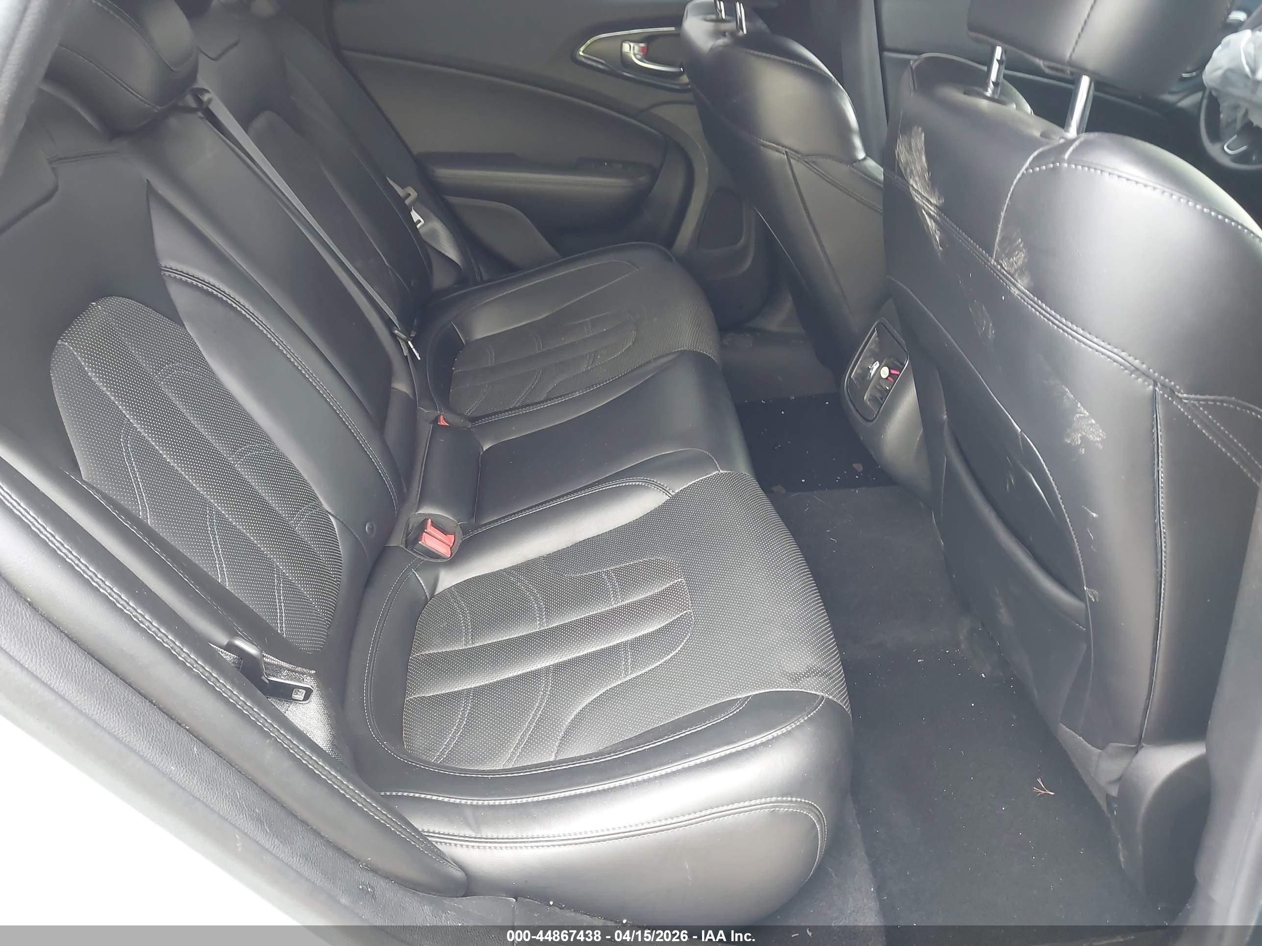 2015 Chrysler 200 S Белый vin: 1C3CCCBB5FN614742
