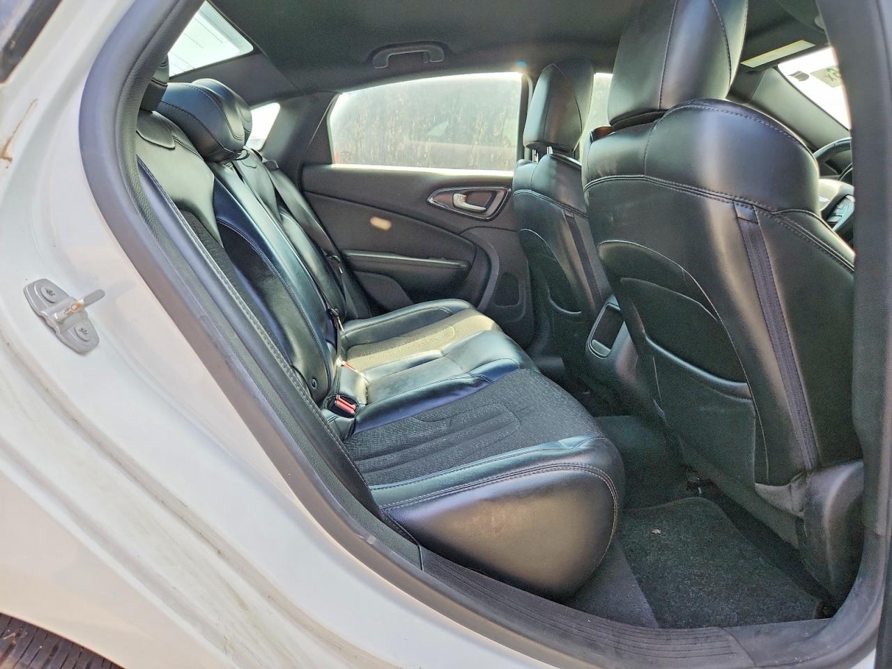 2015 Chrysler 200 S White vin: 1C3CCCBB7FN746921
