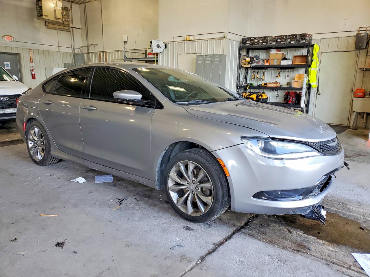 2015 Chrysler 200 S Серебряный vin: 1C3CCCBB9FN585164