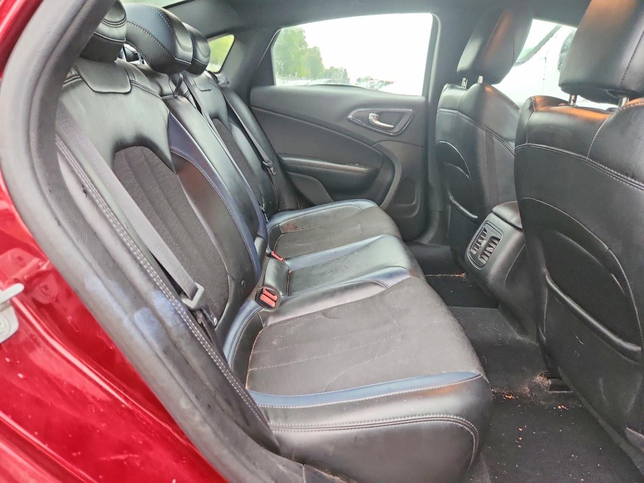 2015 Chrysler 200 S Red vin: 1C3CCCBG4FN528186