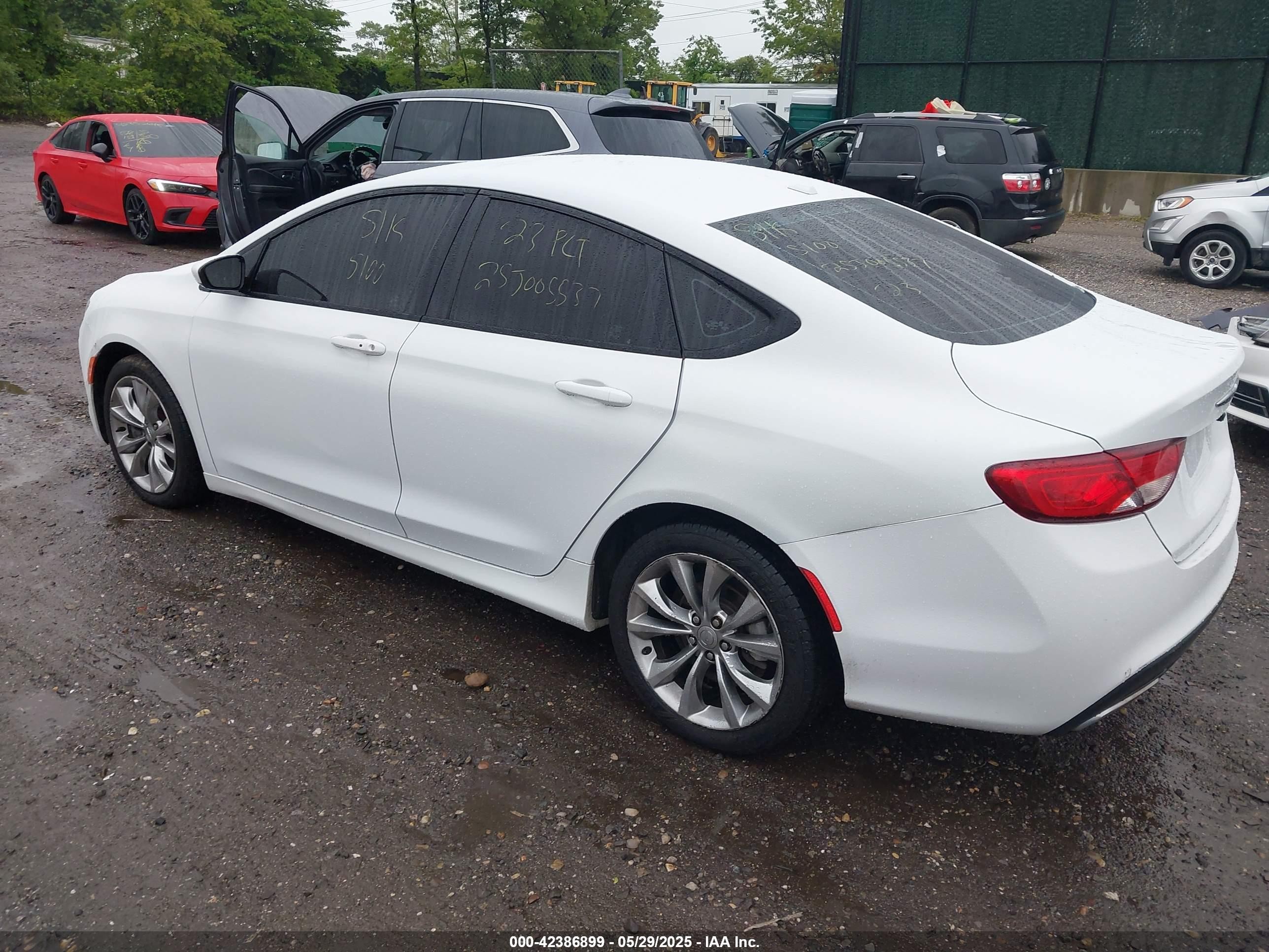 2015 Chrysler 200 S White vin: 1C3CCCBG5FN515611