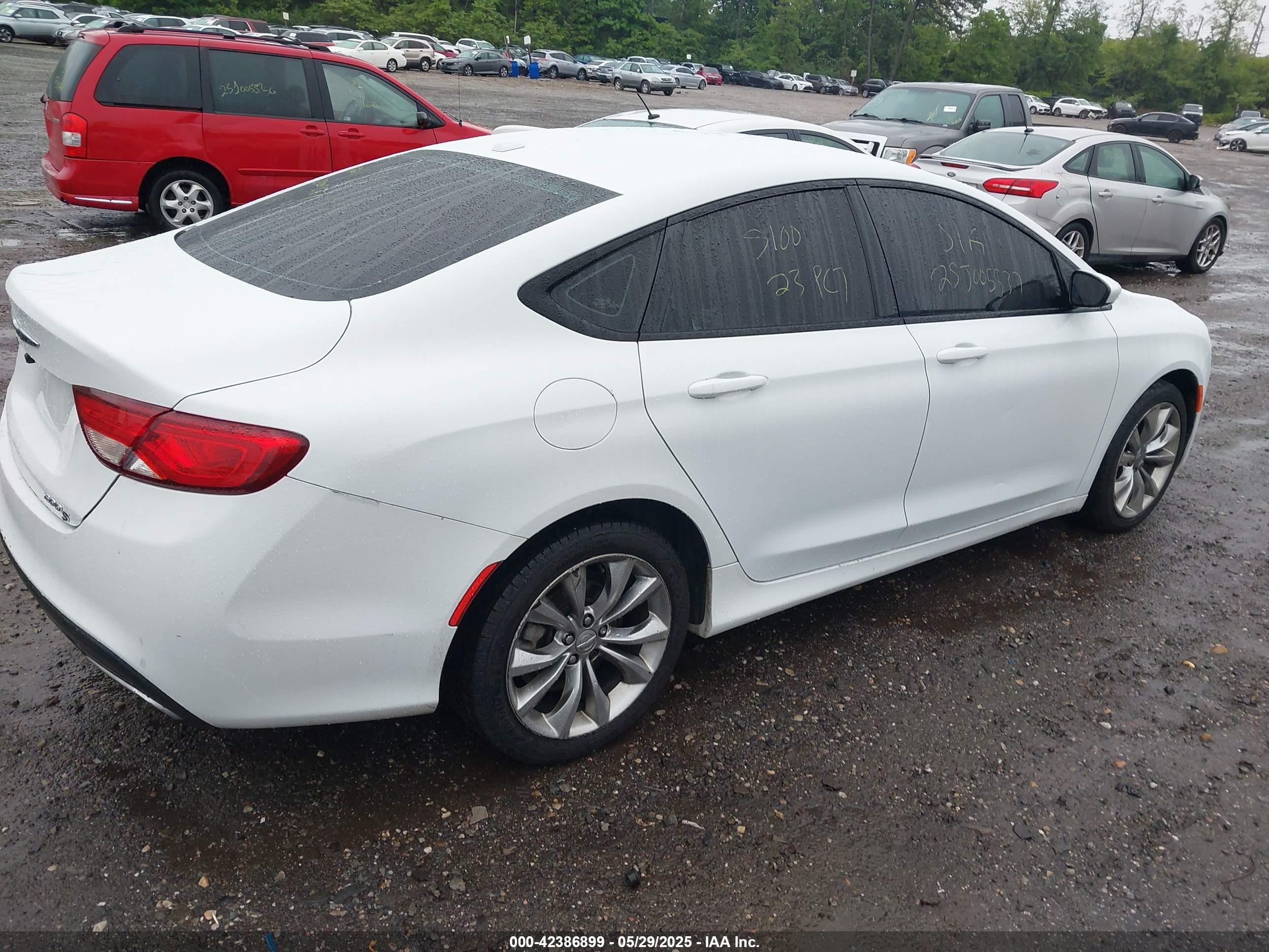 2015 Chrysler 200 S White vin: 1C3CCCBG5FN515611