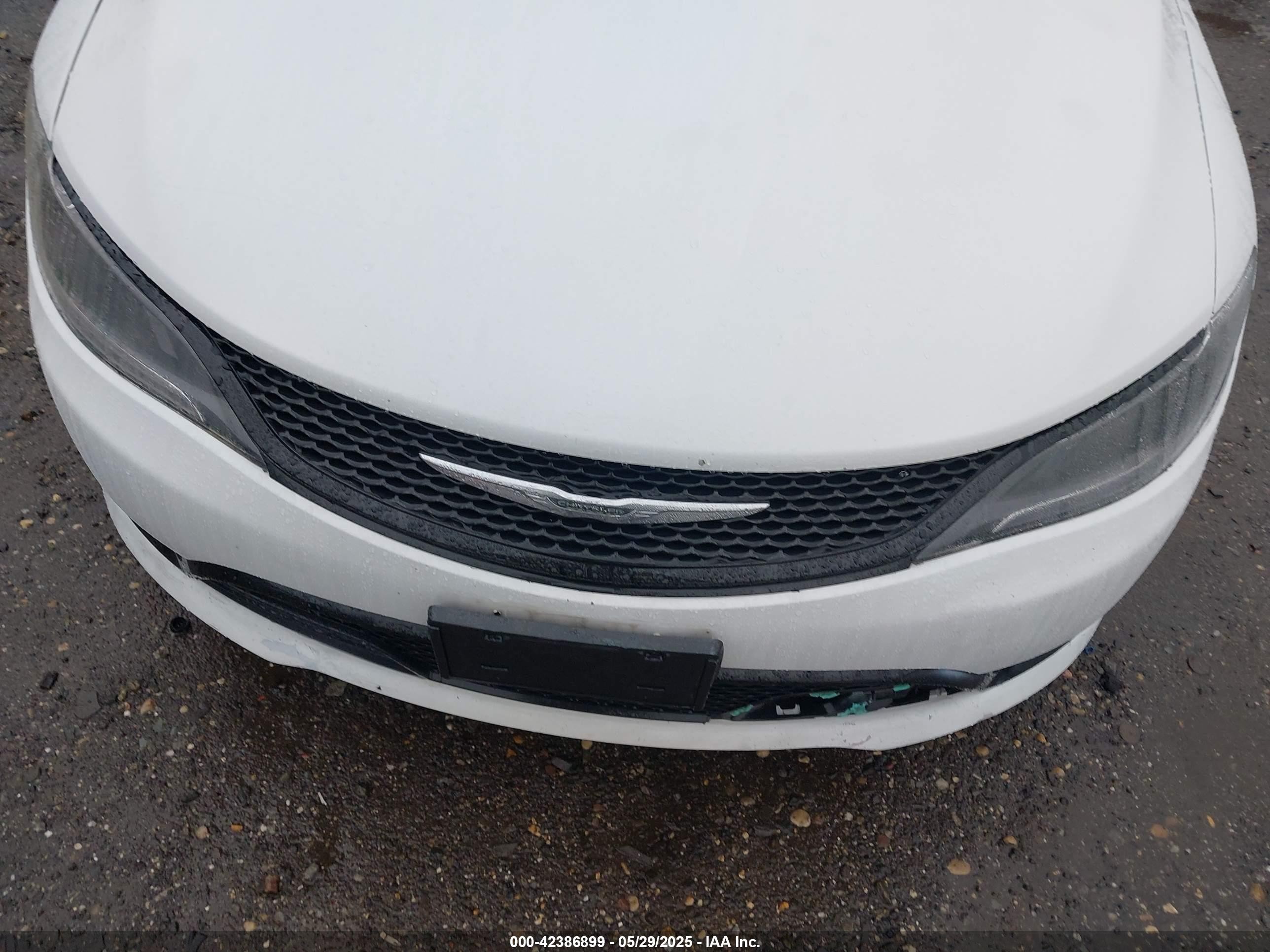 2015 Chrysler 200 S White vin: 1C3CCCBG5FN515611