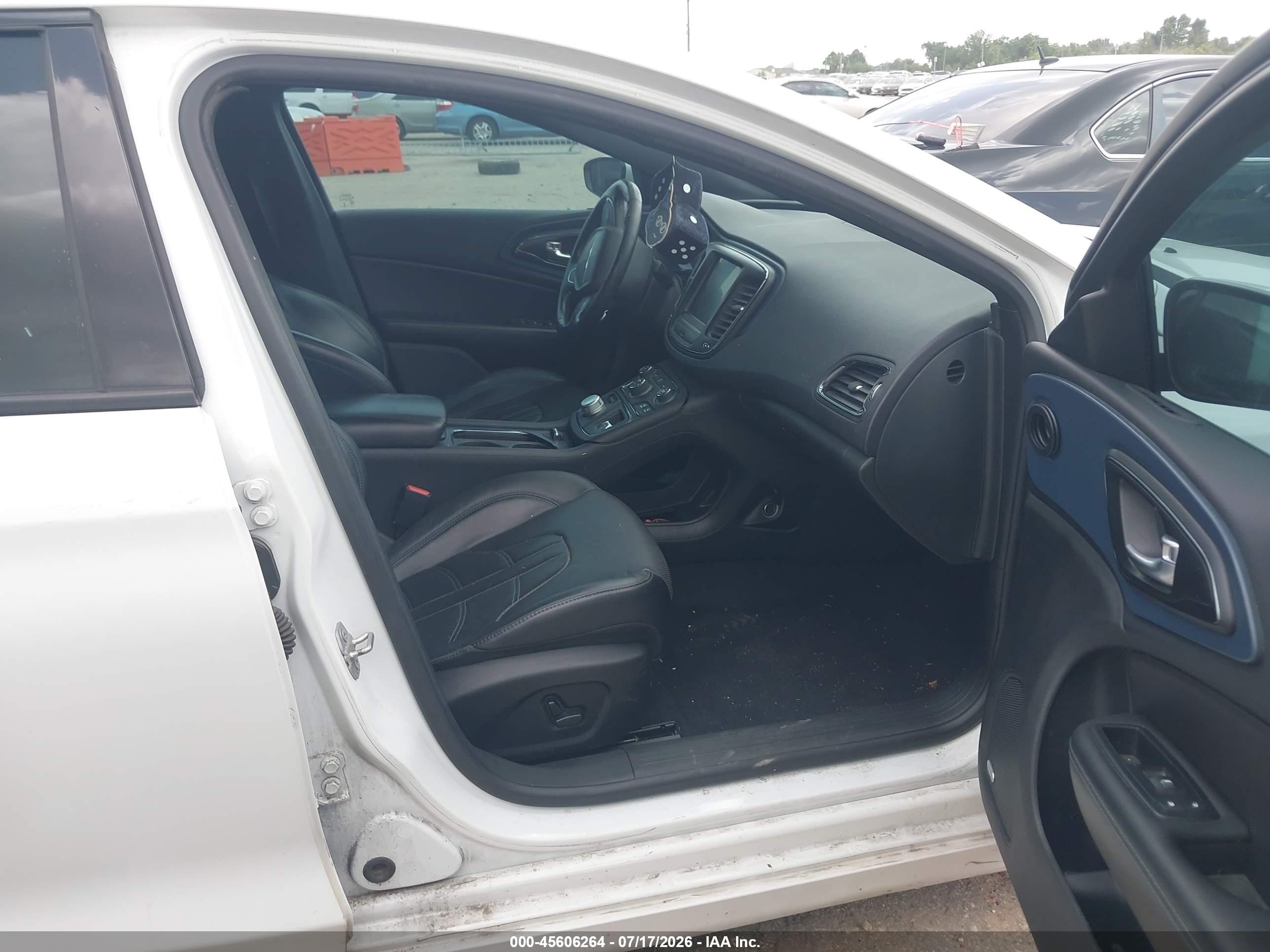 2015 Chrysler 200 S White vin: 1C3CCCBG7FN661878