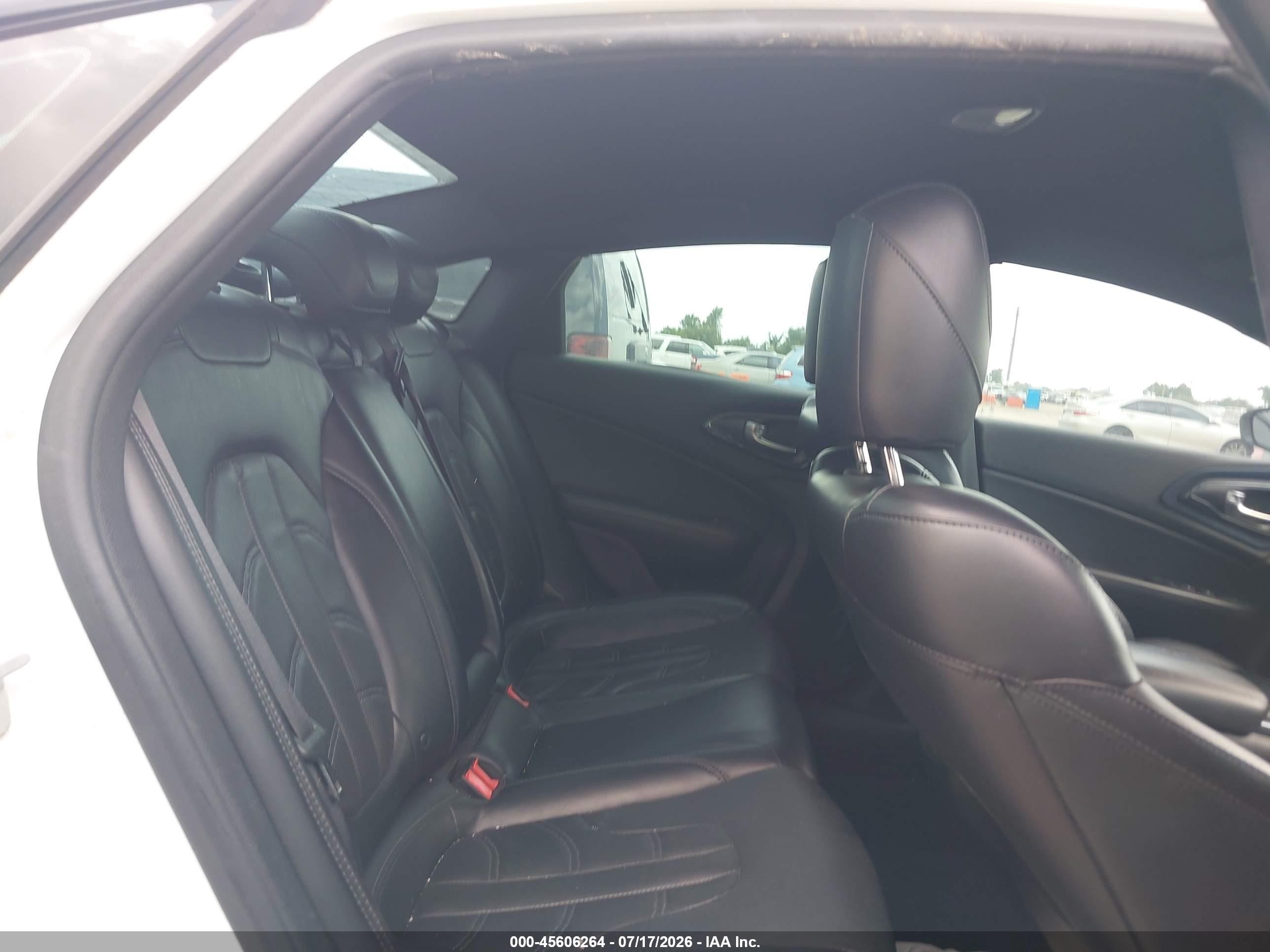 2015 Chrysler 200 S White vin: 1C3CCCBG7FN661878