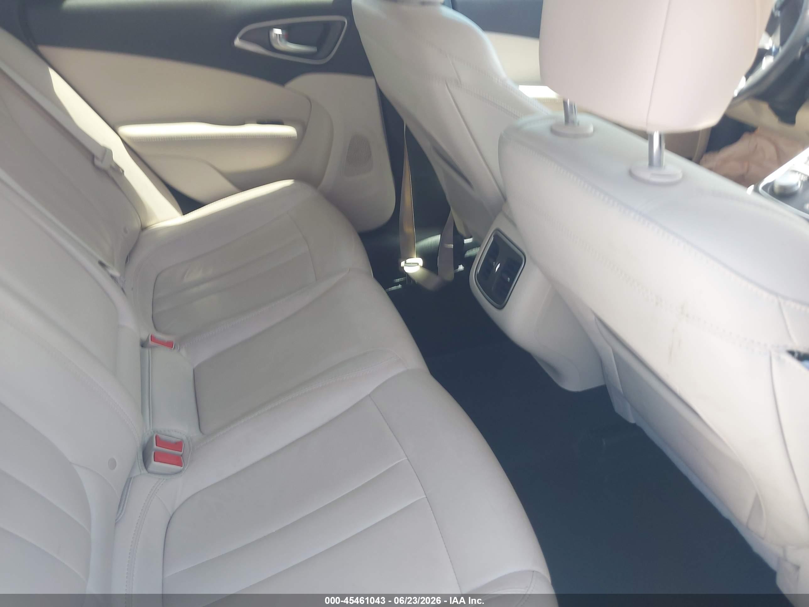 2015 Chrysler 200 C White vin: 1C3CCCCB0FN686253