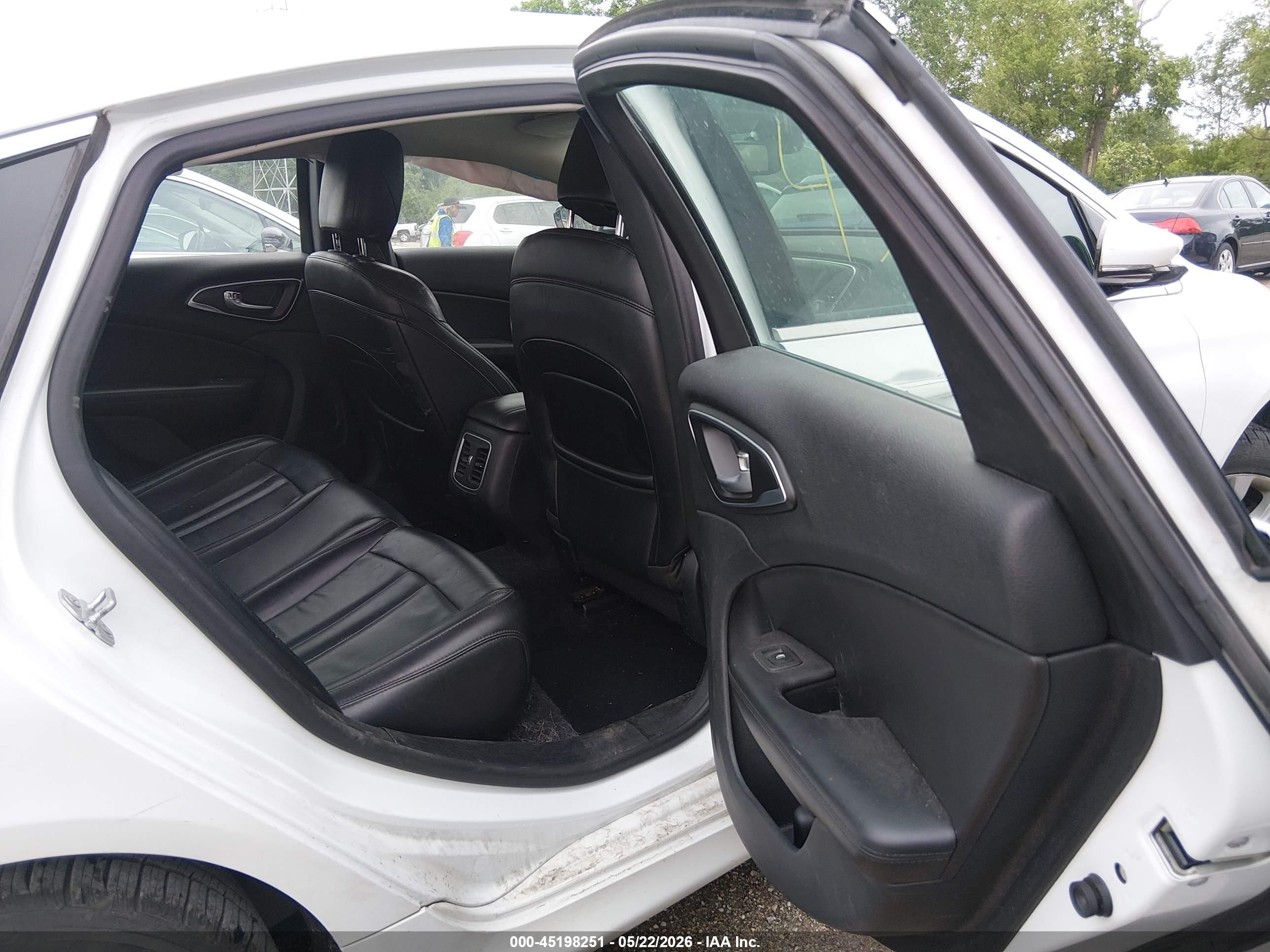 2015 Chrysler 200 C White vin: 1C3CCCCB4FN593770