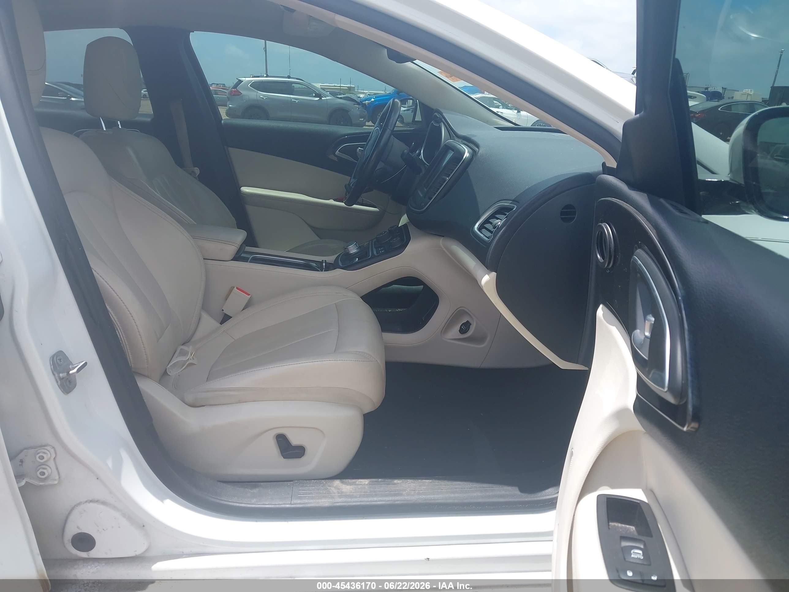 2015 Chrysler 200 C White vin: 1C3CCCCB9FN509393