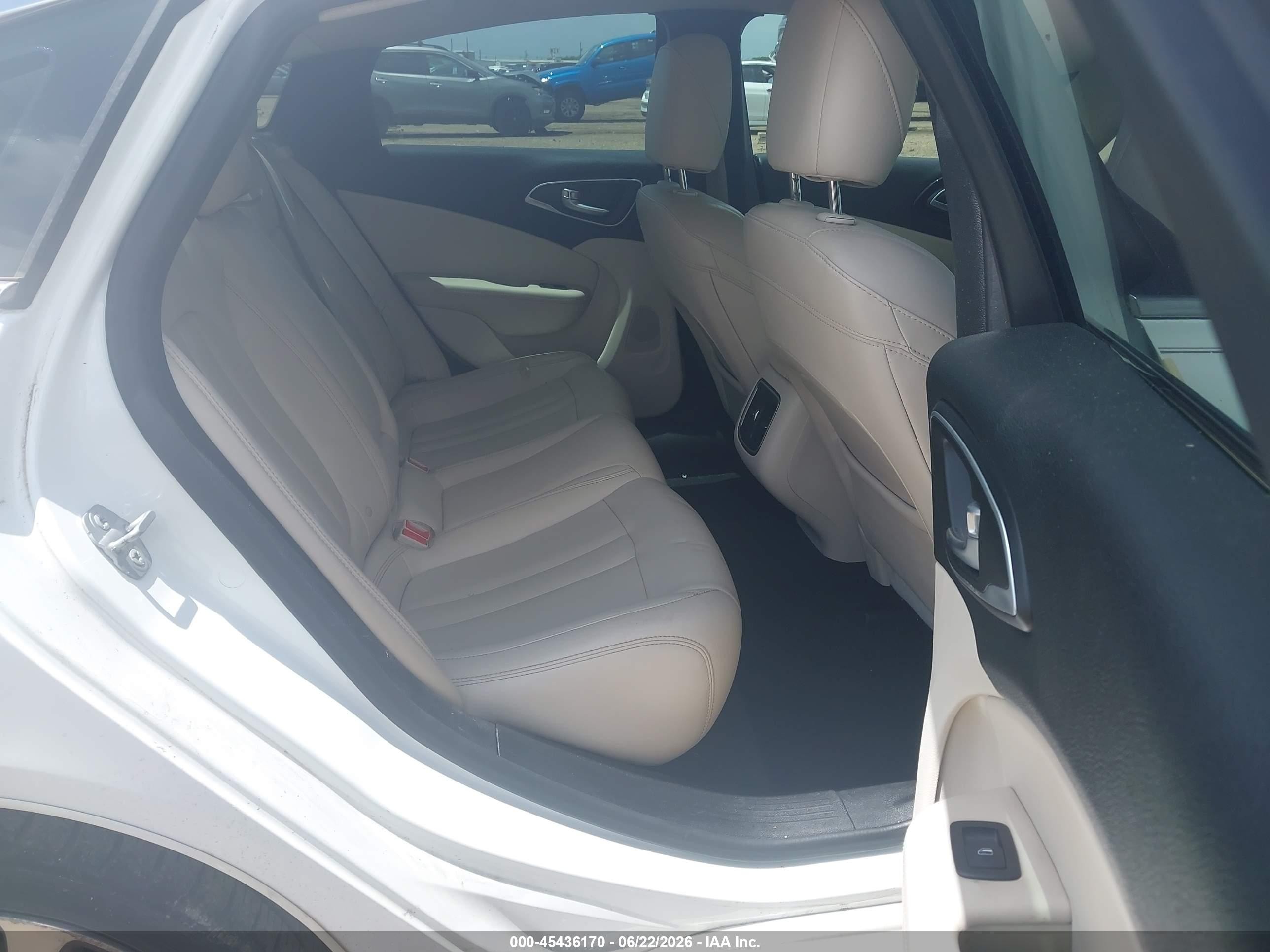 2015 Chrysler 200 C White vin: 1C3CCCCB9FN509393
