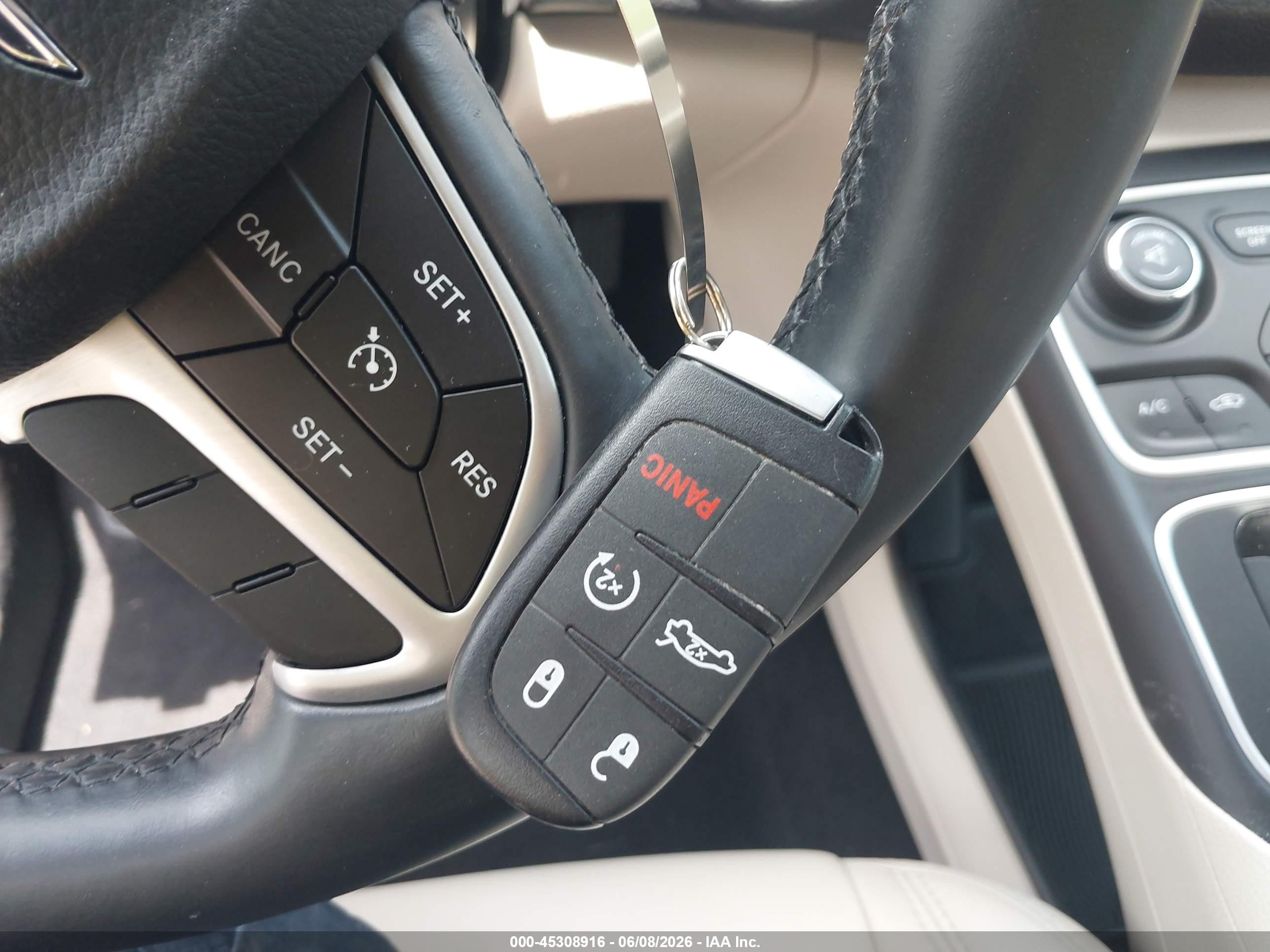 2015 Chrysler 200 C Red vin: 1C3CCCCB9FN546900