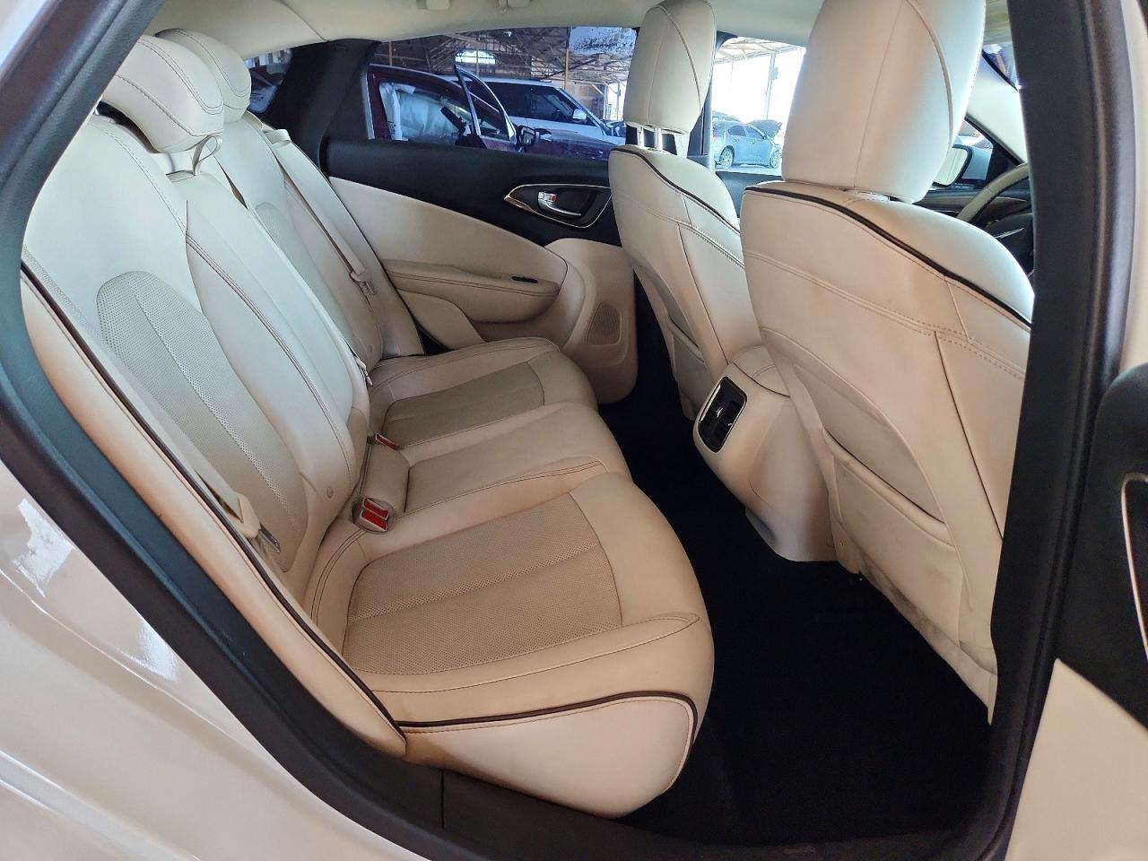2015 Chrysler 200 C White vin: 1C3CCCCG5FN565438