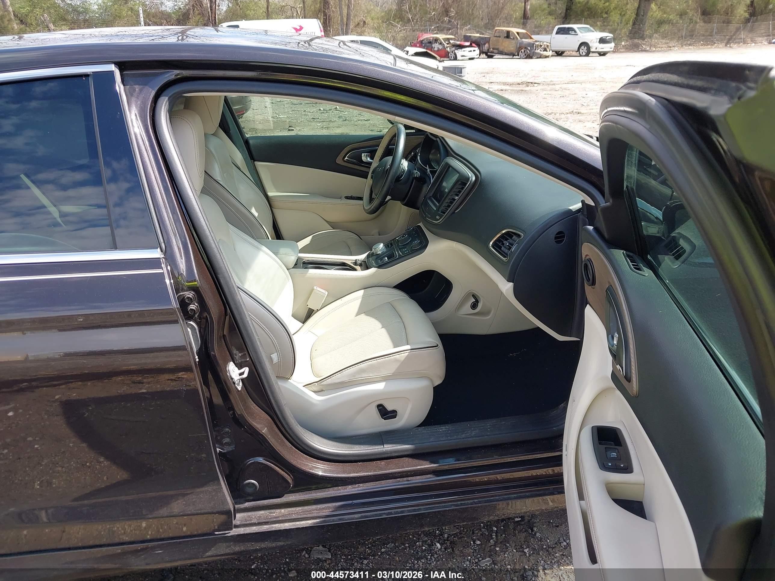 2015 Chrysler 200 C Brown vin: 1C3CCCCG6FN565285