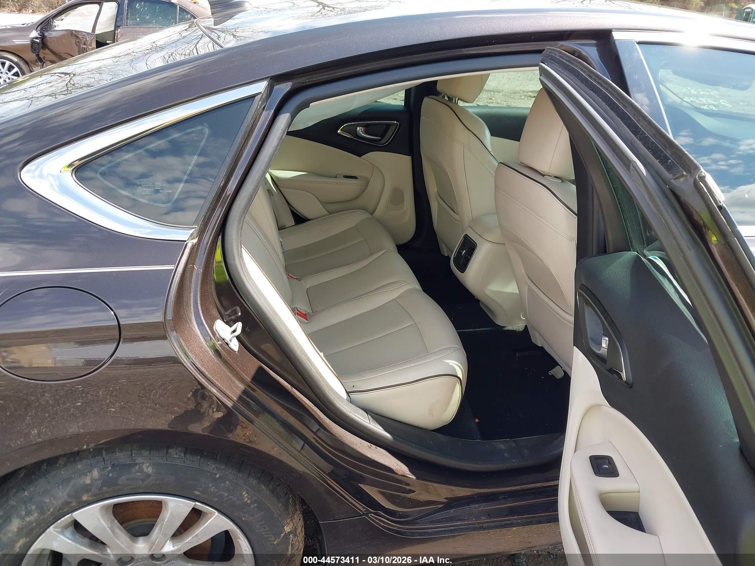 2015 Chrysler 200 C Brown vin: 1C3CCCCG6FN565285
