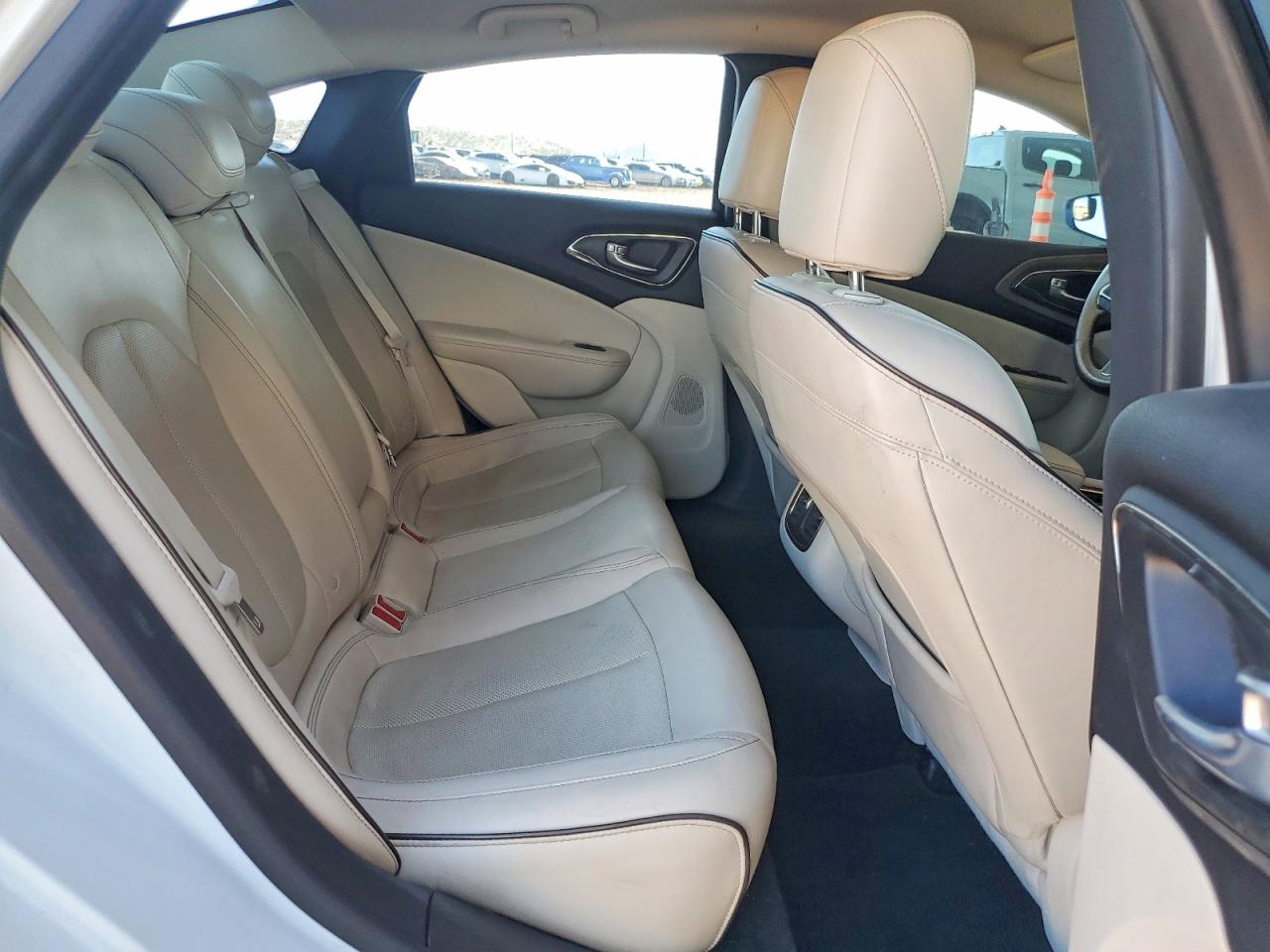 2015 Chrysler 200 C White vin: 1C3CCCCG6FN567599