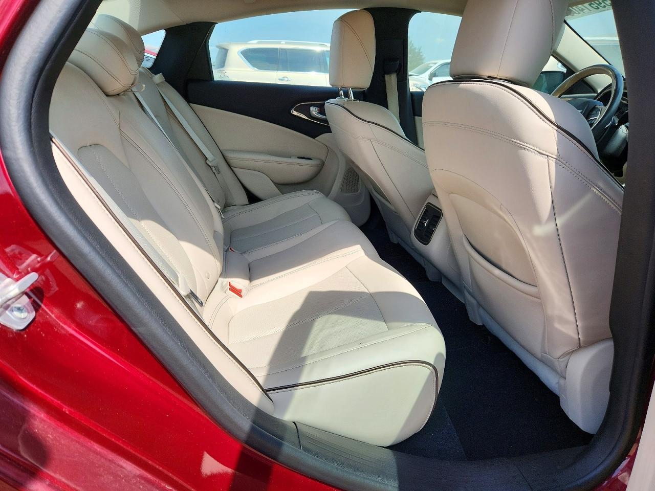 2015 Chrysler 200 C Red vin: 1C3CCCCG8FN616009