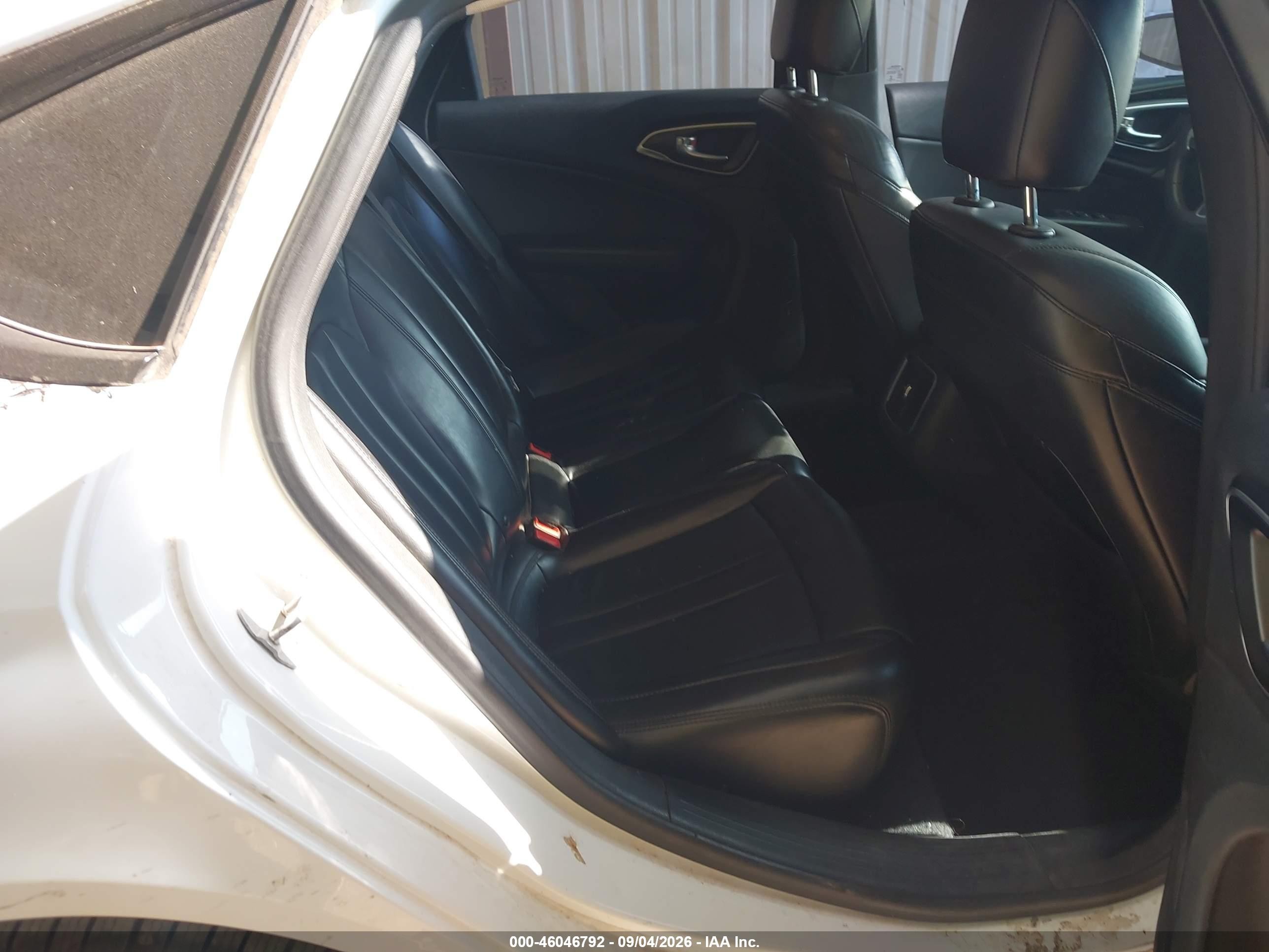 2015 Chrysler 200 C White vin: 1C3CCCCGXFN501332