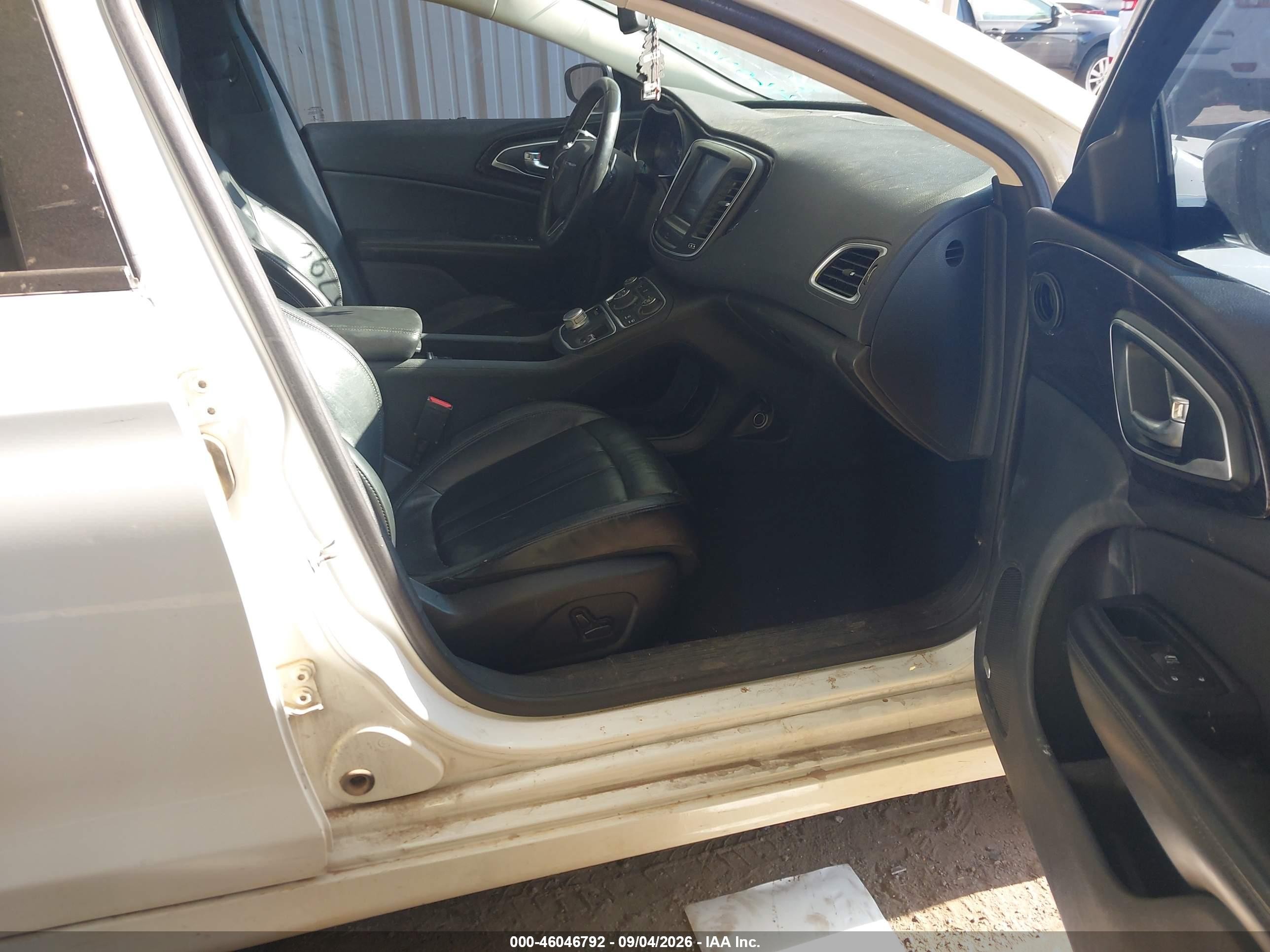 2015 Chrysler 200 C White vin: 1C3CCCCGXFN501332