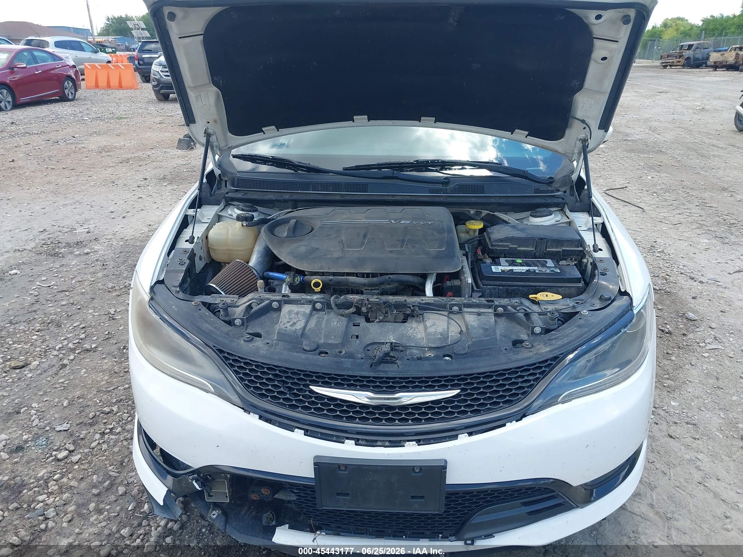 2015 Chrysler 200 S White vin: 1C3CCCDG8FN511999
