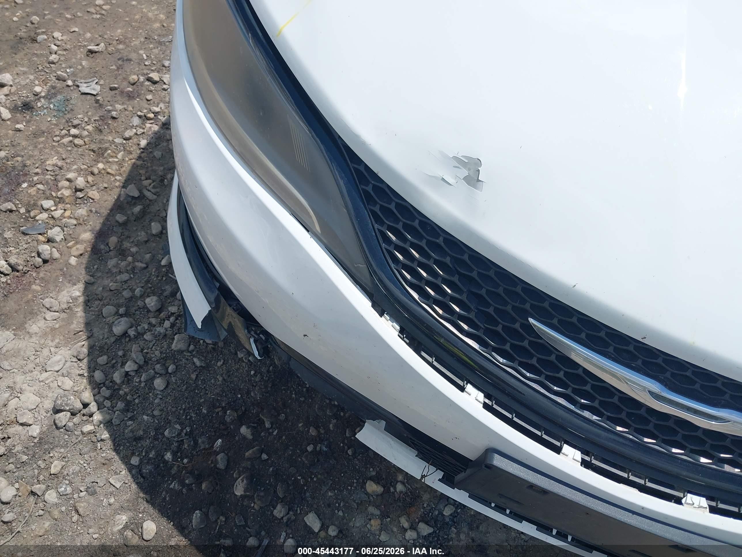 2015 Chrysler 200 S White vin: 1C3CCCDG8FN511999