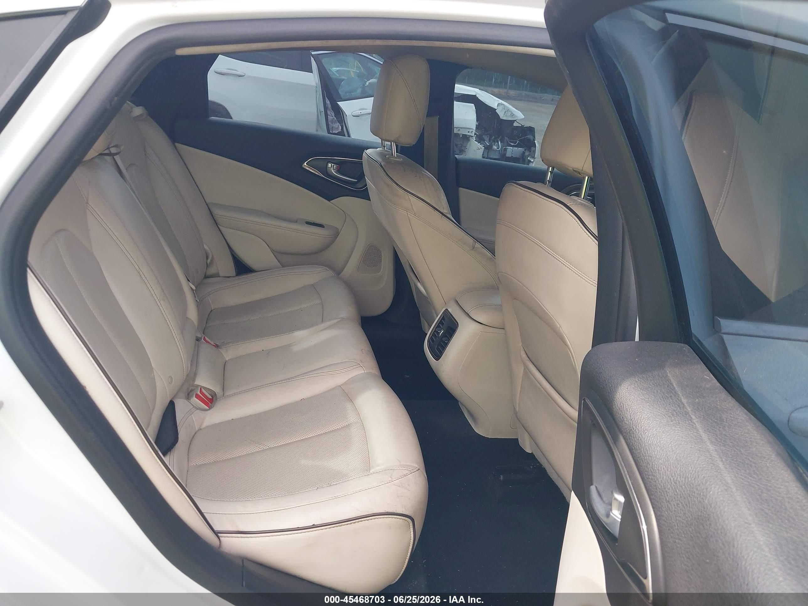 2015 Chrysler 200 C White vin: 1C3CCCEG1FN584291