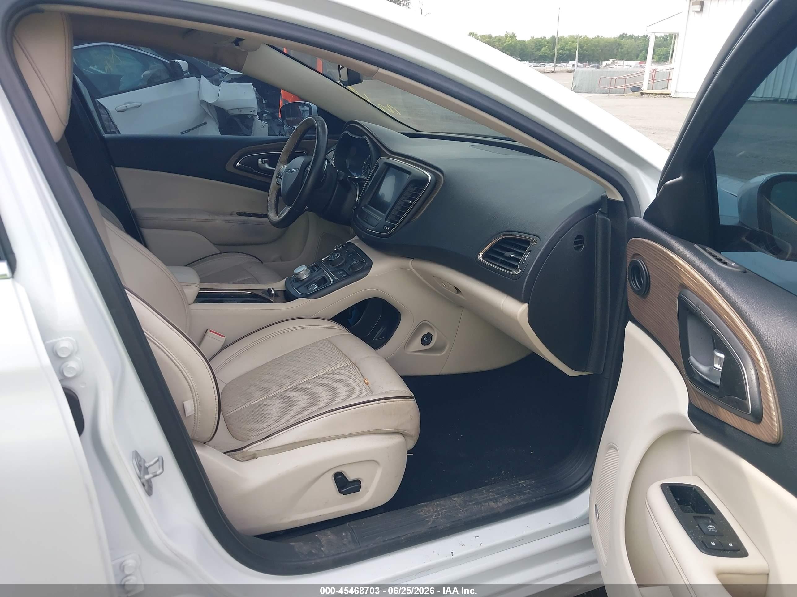 2015 Chrysler 200 C White vin: 1C3CCCEG1FN584291