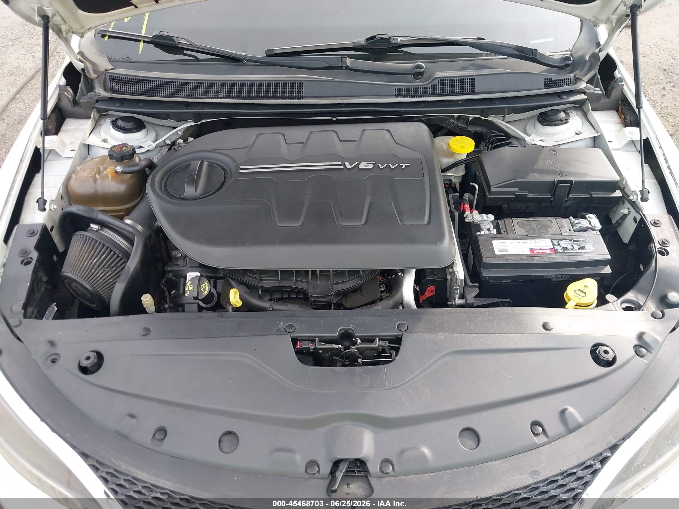 2015 Chrysler 200 C White vin: 1C3CCCEG1FN584291