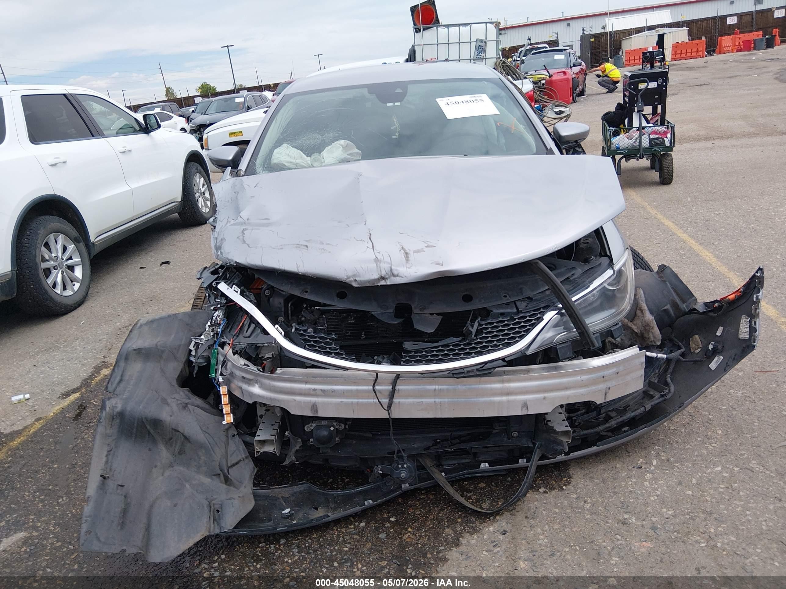 2015 Chrysler 200 C Silver vin: 1C3CCCEG7FN656790