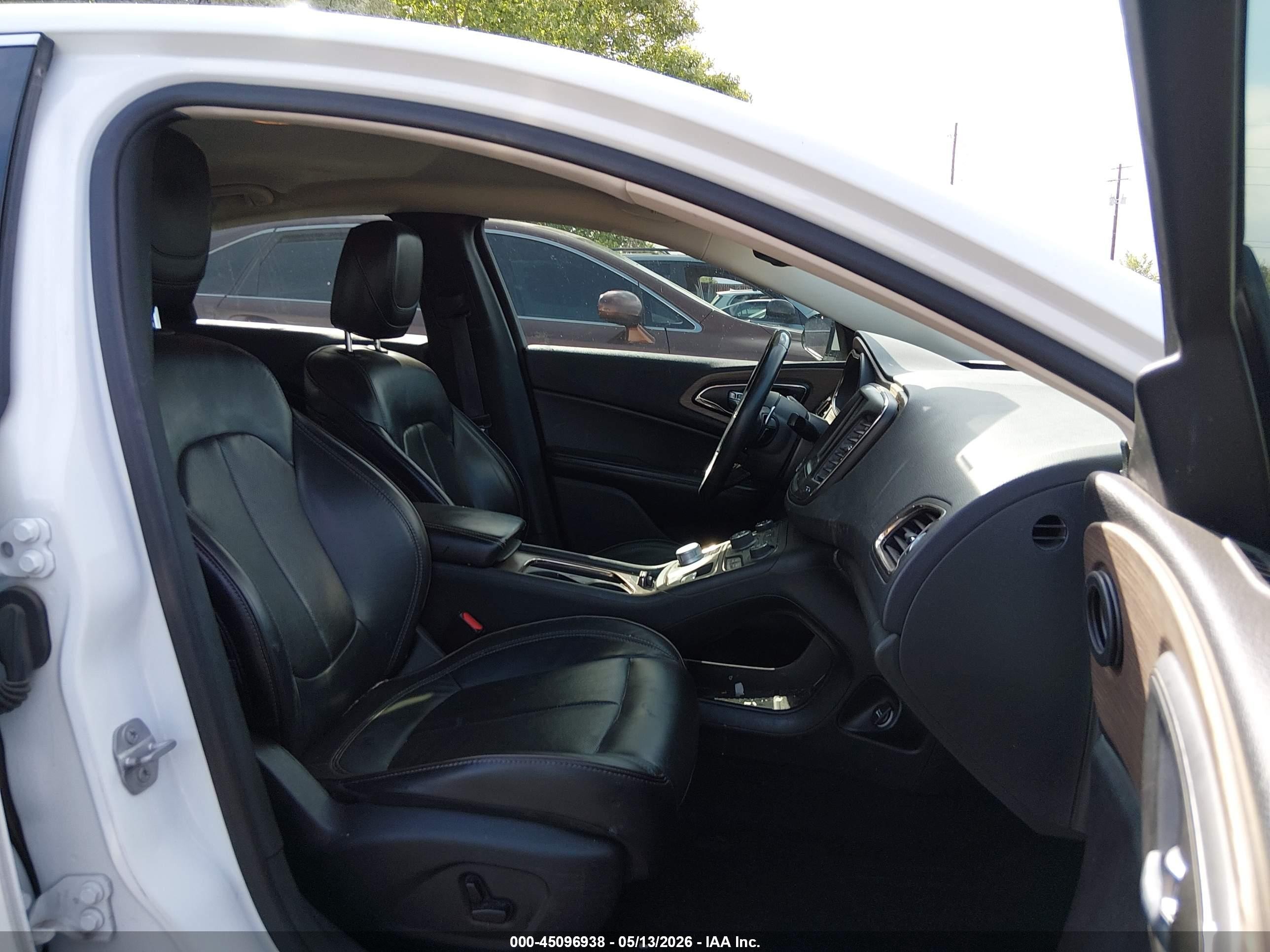 2015 Chrysler 200 C White vin: 1C3CCCEG8FN563373