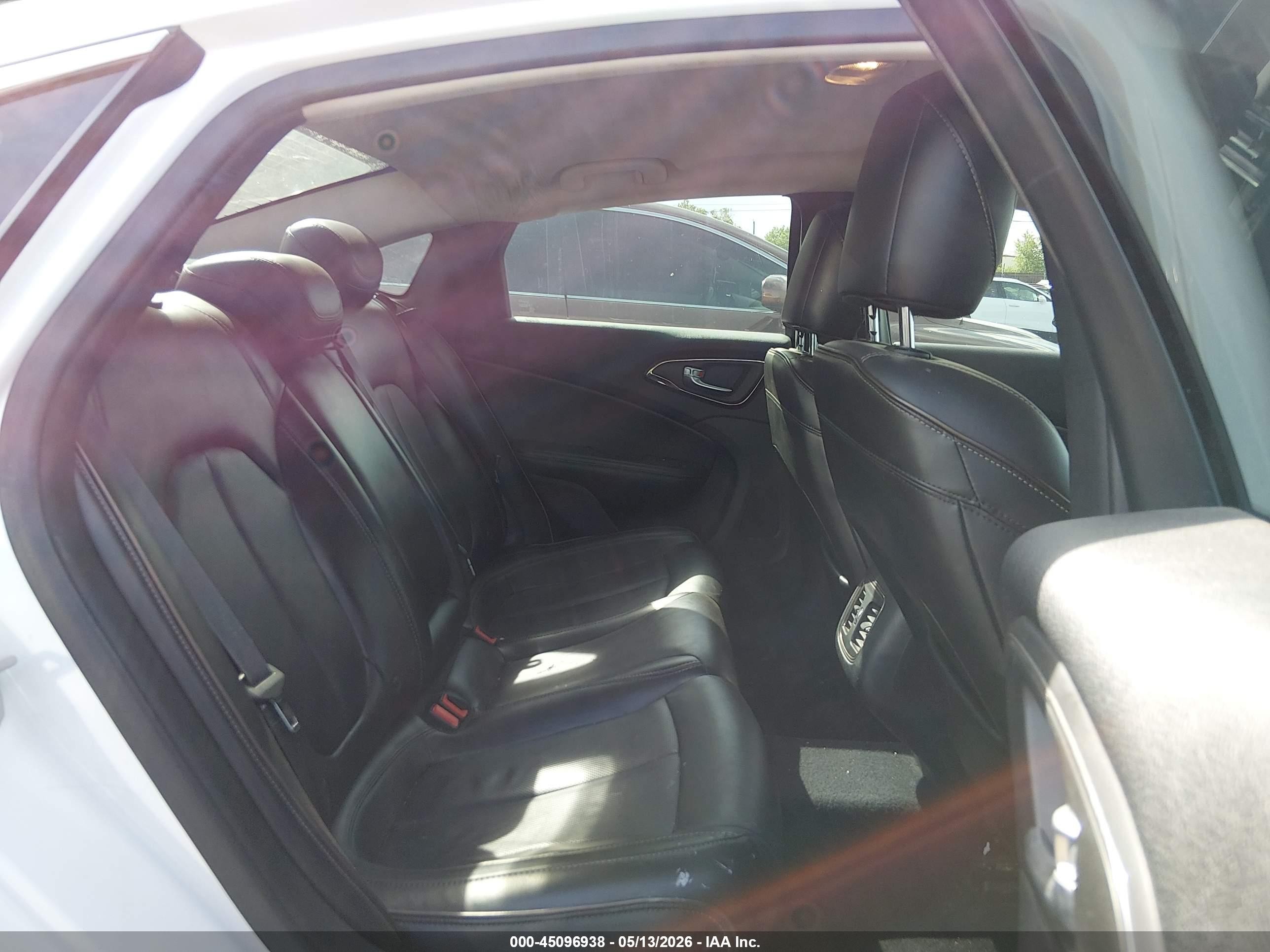 2015 Chrysler 200 C White vin: 1C3CCCEG8FN563373