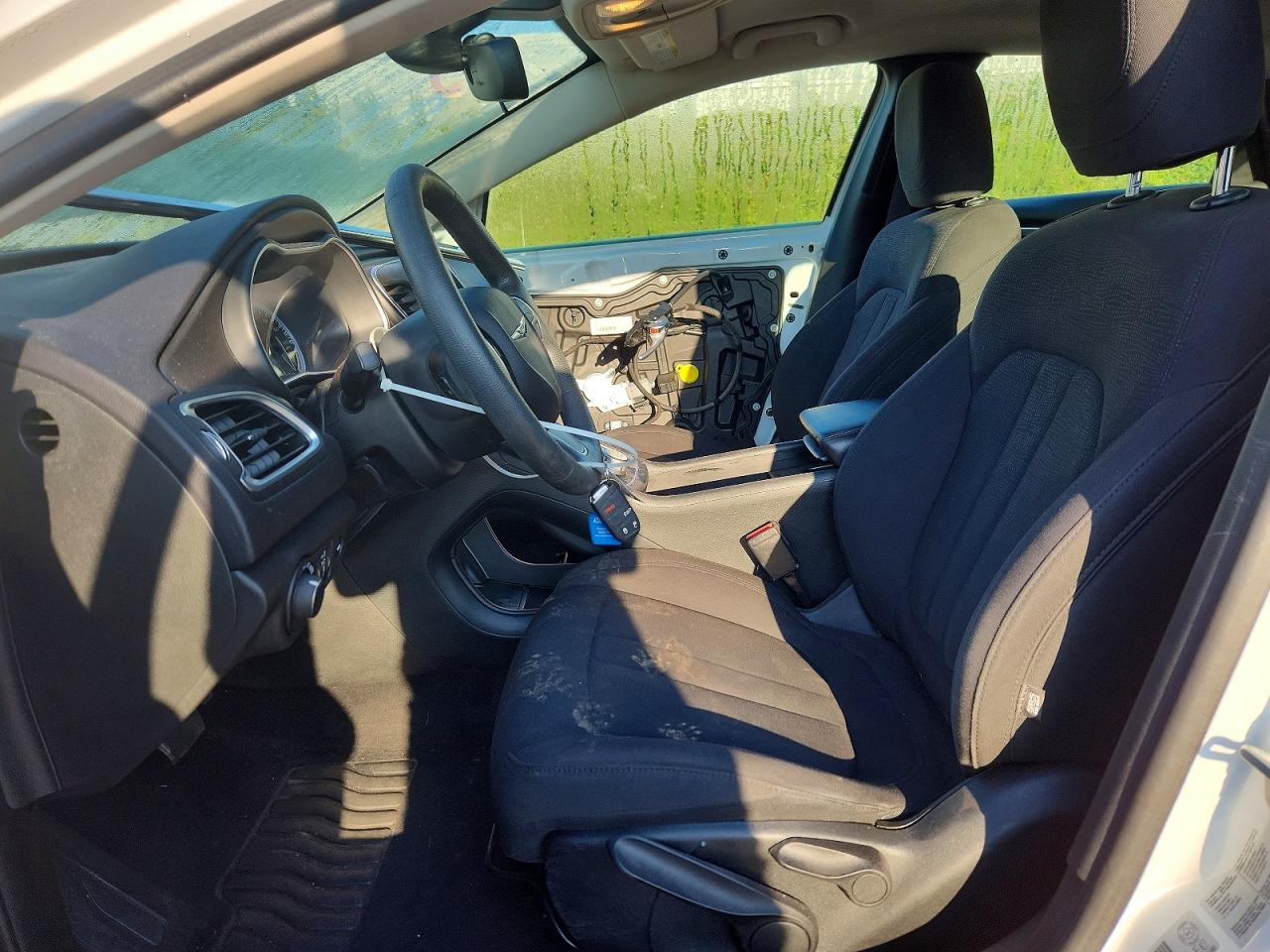 2015 Chrysler 200 Lx White vin: 1C3CCCFB9FN622238