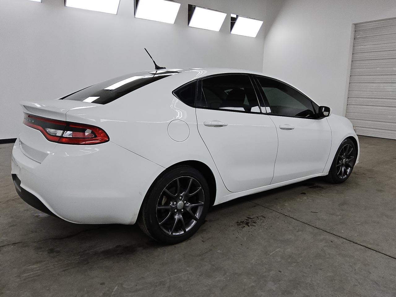 2015 Dodge Dart Se Белый vin: 1C3CDFAA9FD433043 Damage: Right Rear Tire, Worn, Replacement Required