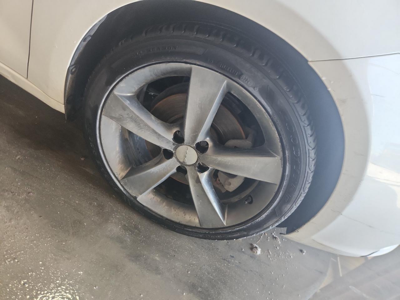 2015 Dodge Dart Gt White vin: 1C3CDFEB9FD200704 Damage: Right Front Wheel, Curb Rash, > 12 Inches