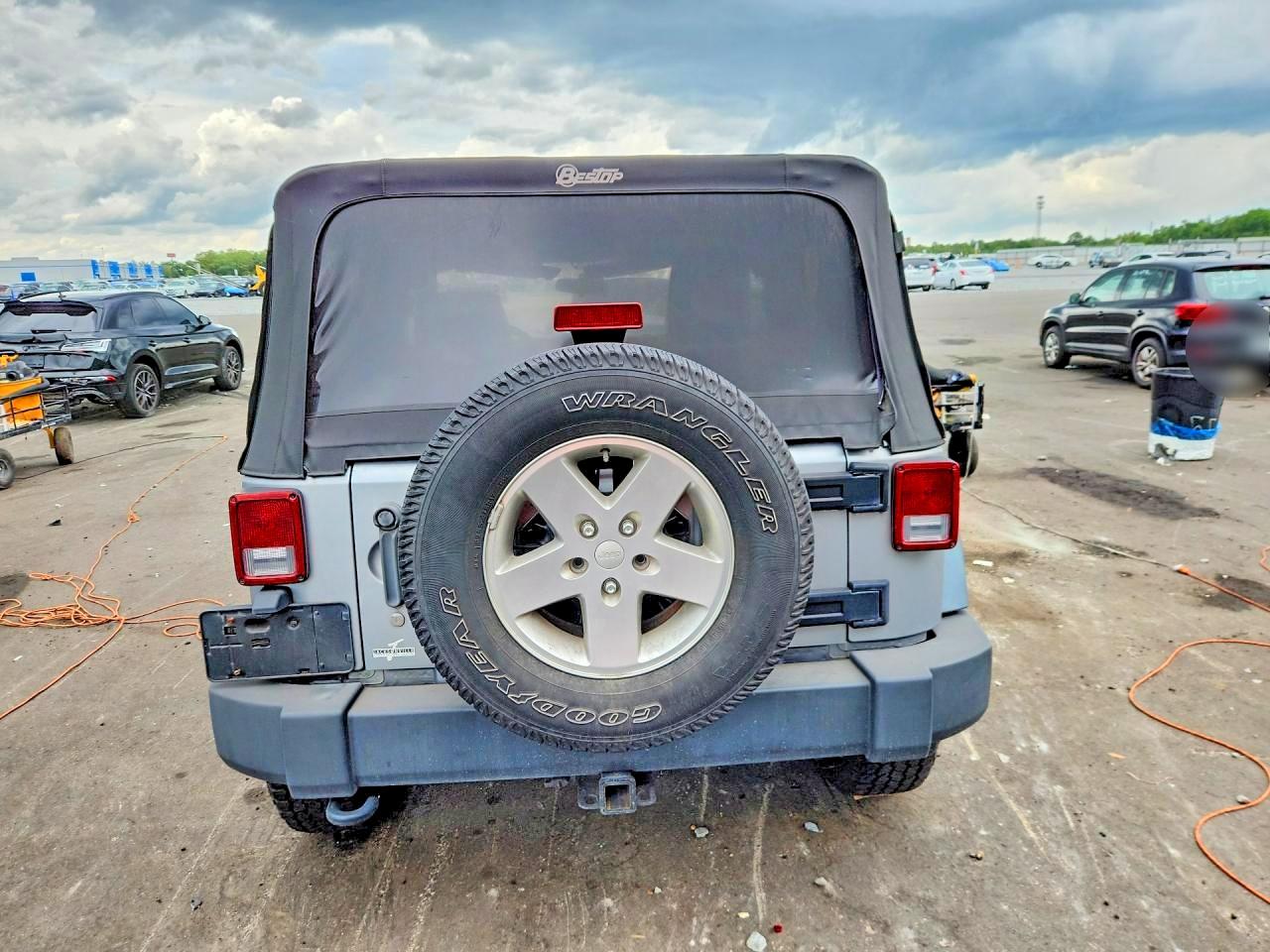 2013 Jeep Wrangler Sport Silver vin: 1C4AJWAG4DL674608