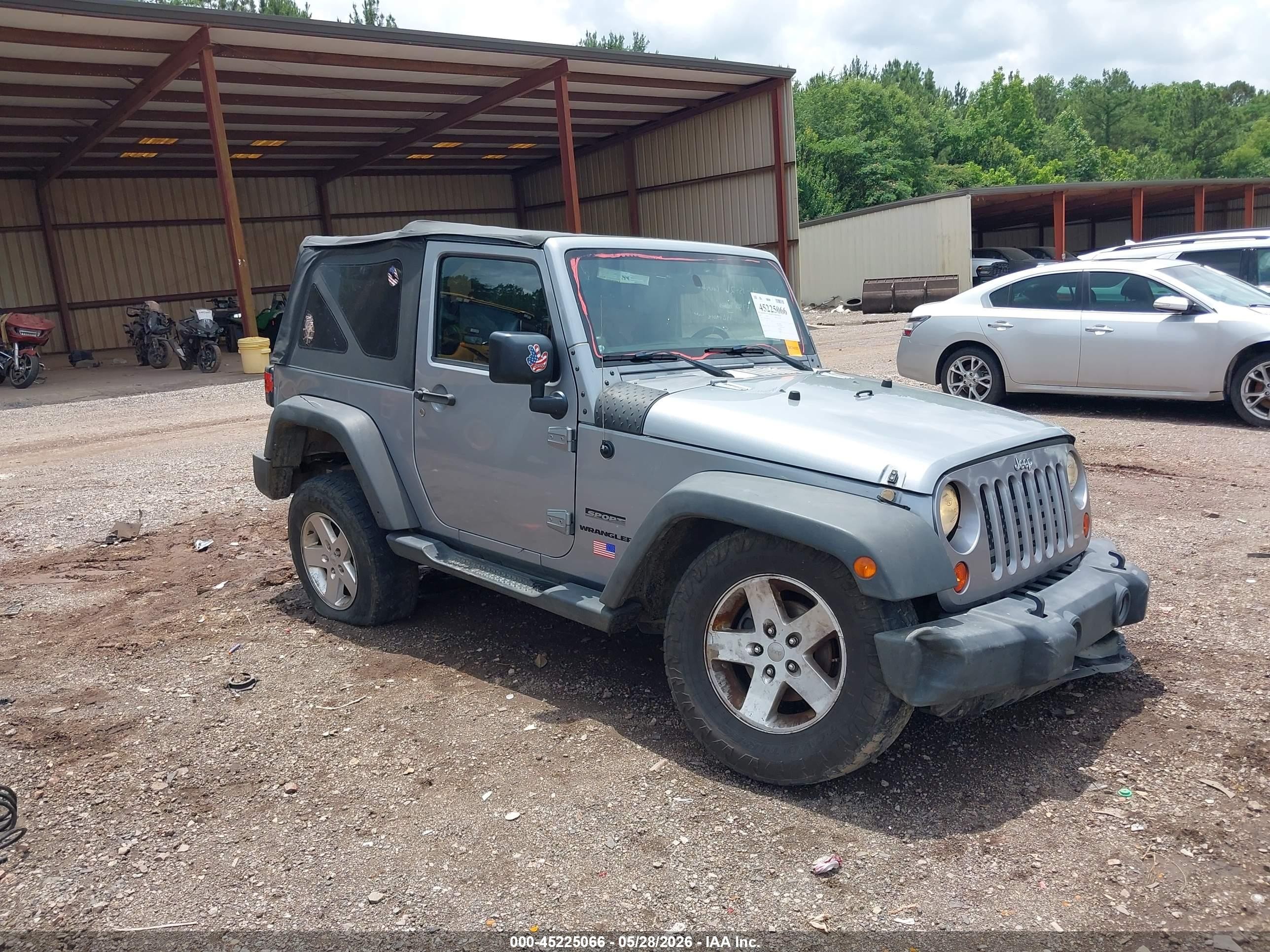 2013 Jeep Wrangler Sport Silver vin: 1C4AJWAG4DL692431