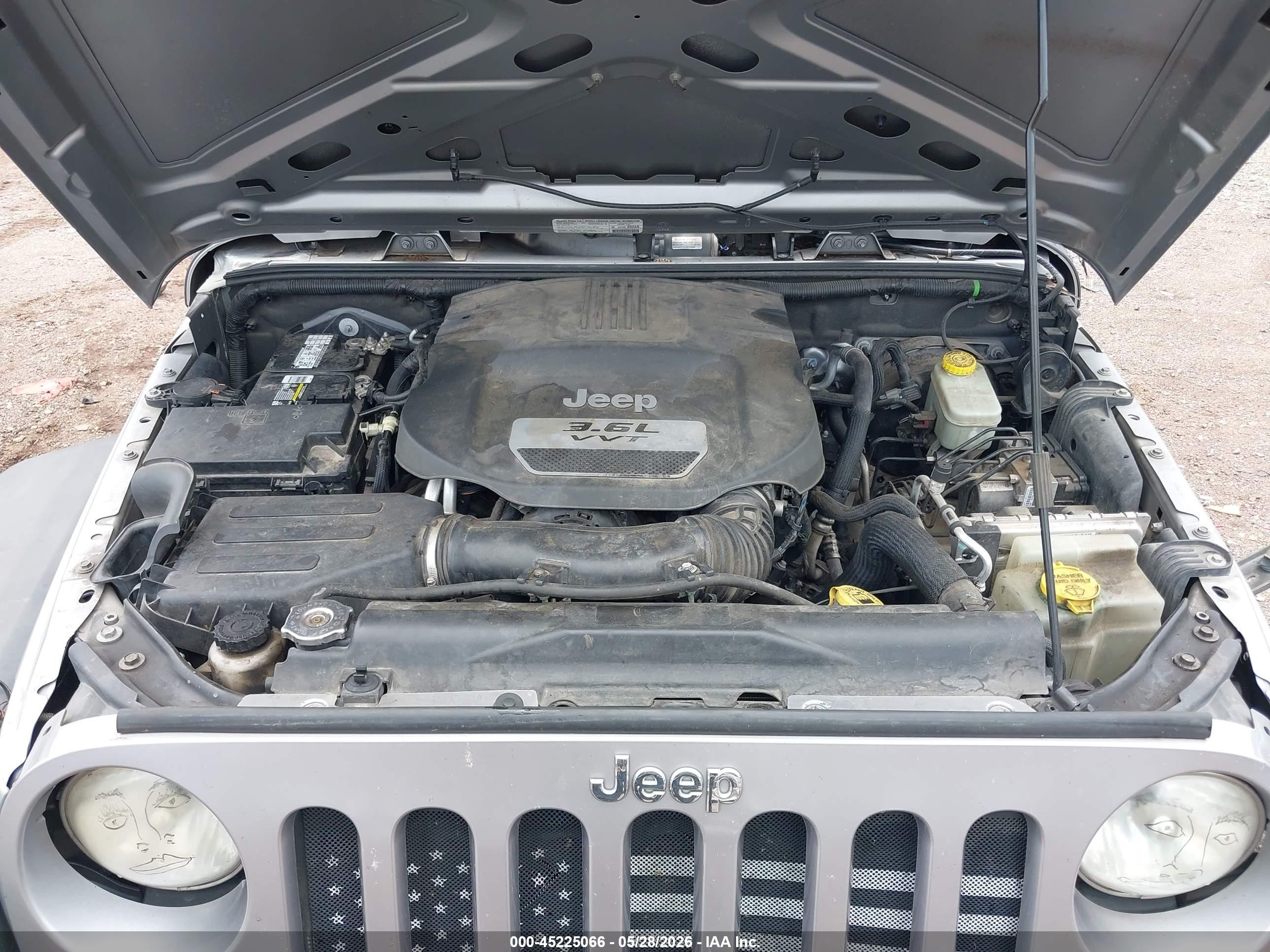 2013 Jeep Wrangler Sport Silver vin: 1C4AJWAG4DL692431