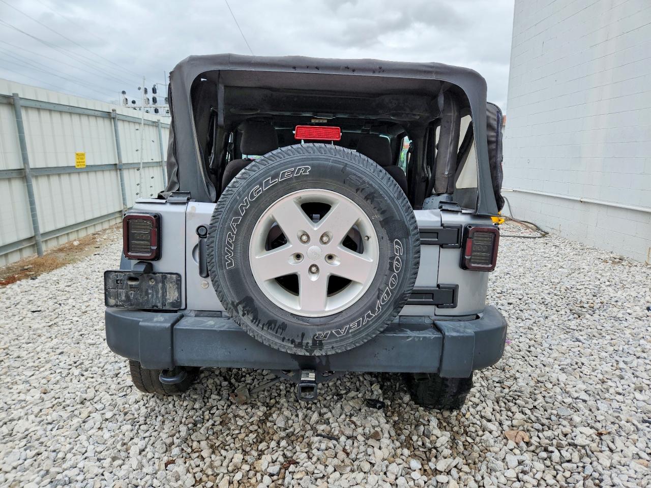 2013 Jeep Wrangler Sport Silver vin: 1C4AJWAG8DL706993