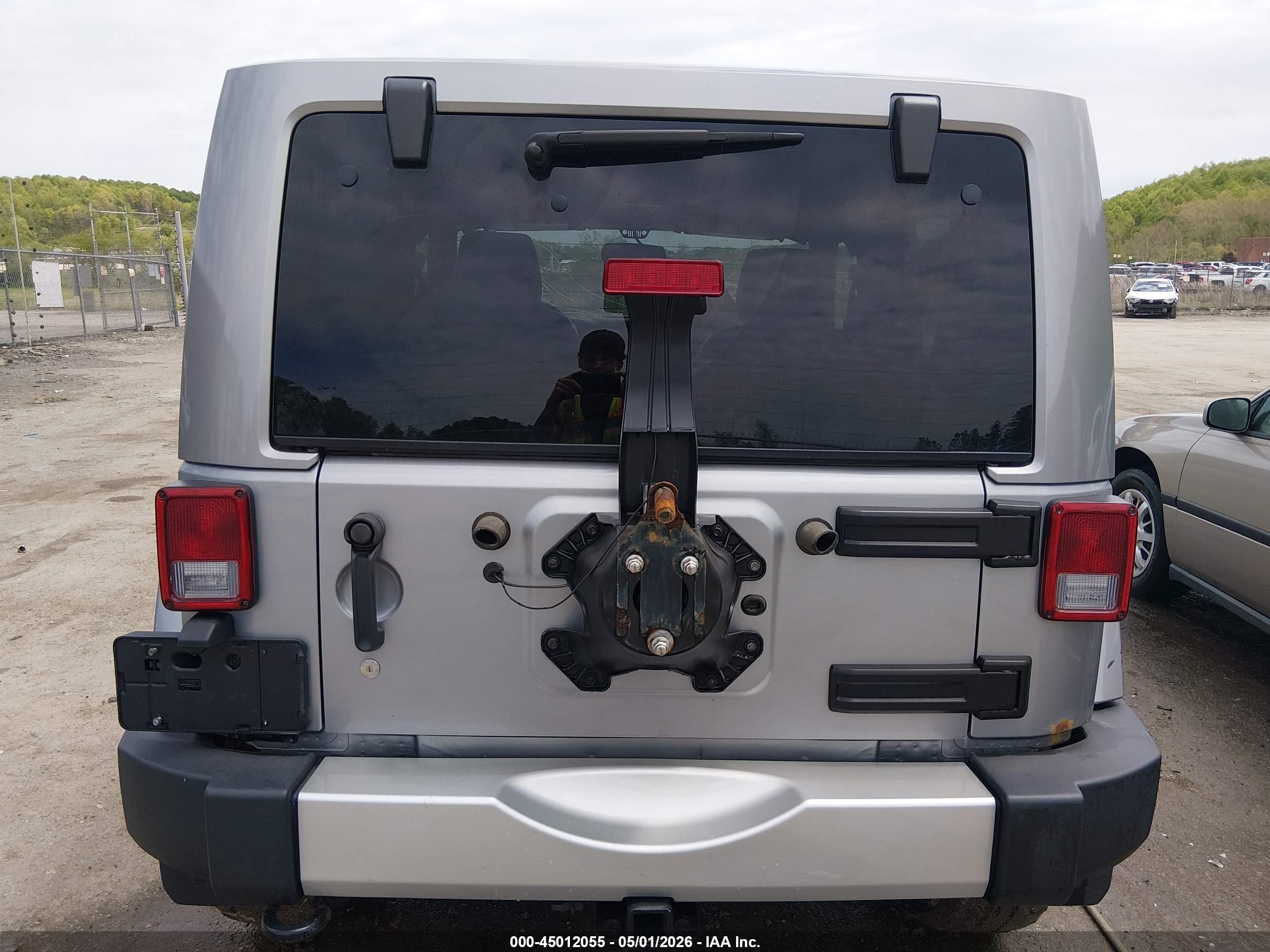 2013 Jeep Wrangler Sahara Silver vin: 1C4AJWBG3DL642019