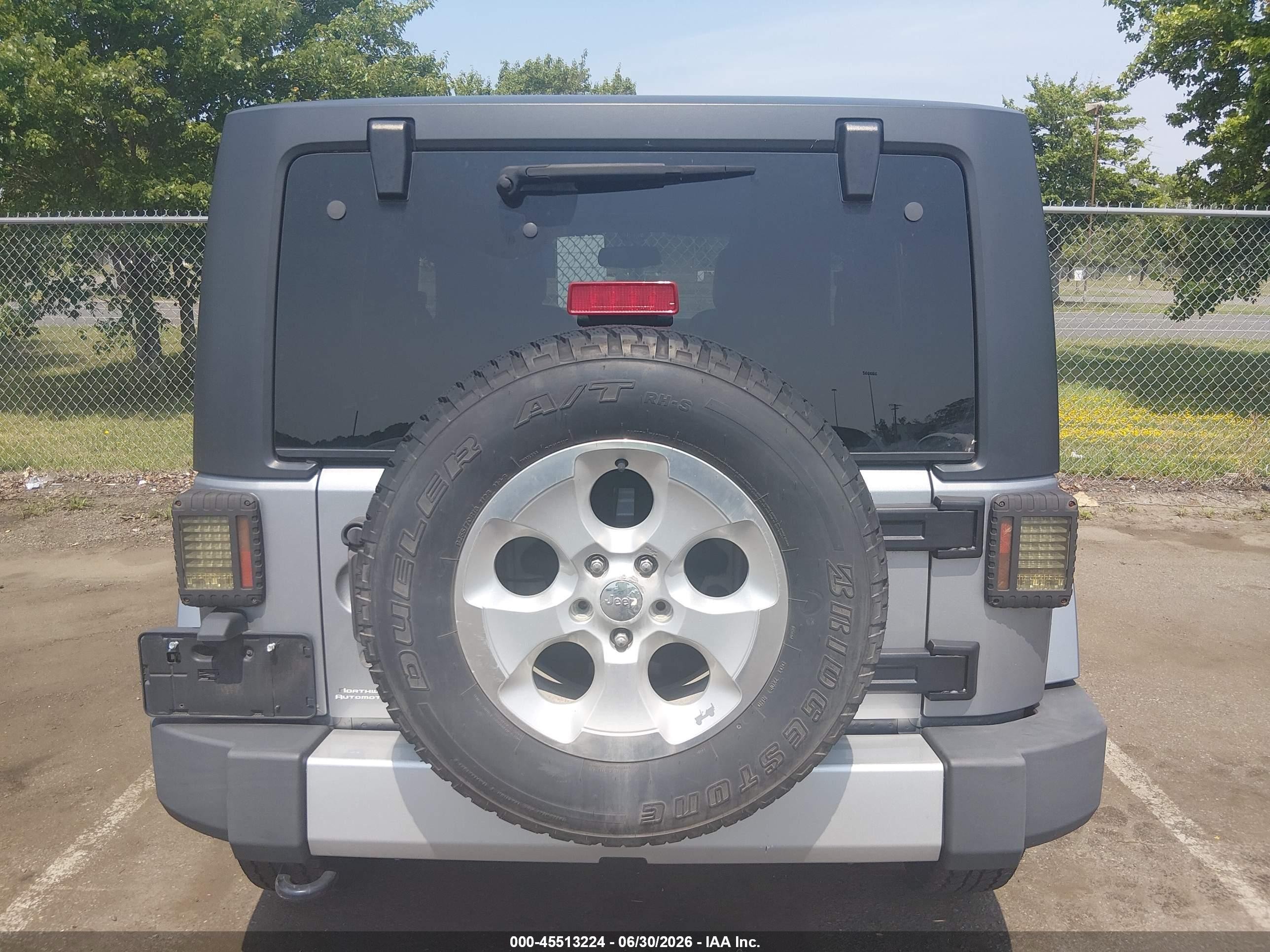 2013 Jeep Wrangler Sahara Silver vin: 1C4AJWBGXDL633124