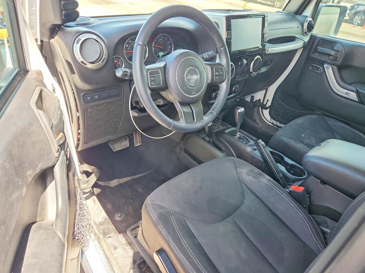 2015 Jeep Wrangler Rubicon White vin: 1C4BJWCG0FL757599