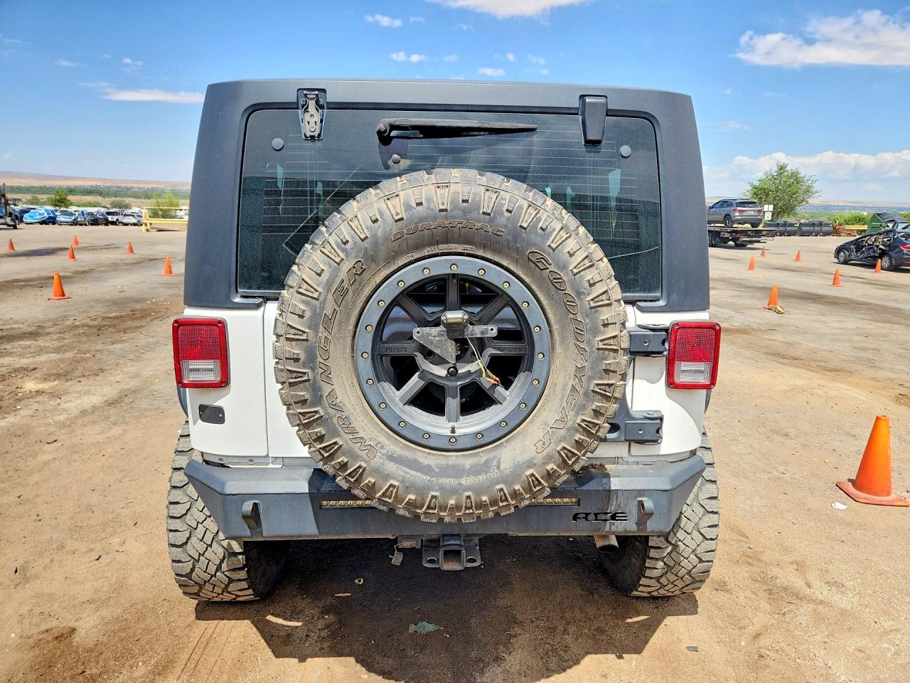2015 Jeep Wrangler Rubicon White vin: 1C4BJWCG0FL757599