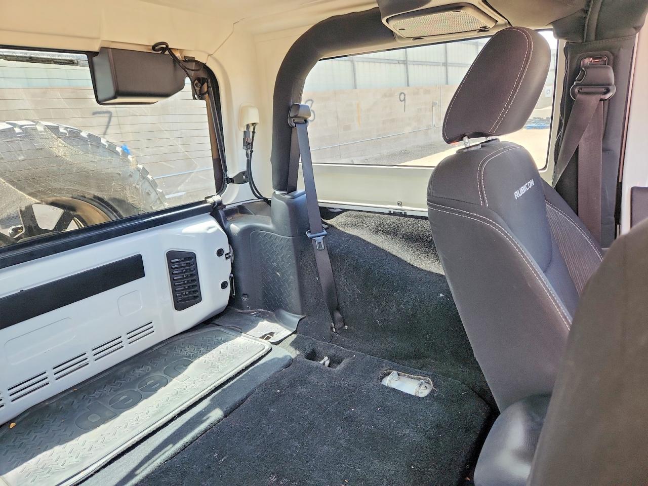 2015 Jeep Wrangler Rubicon White vin: 1C4BJWCG0FL757599