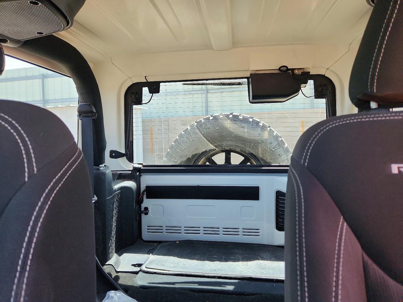 2015 Jeep Wrangler Rubicon White vin: 1C4BJWCG0FL757599