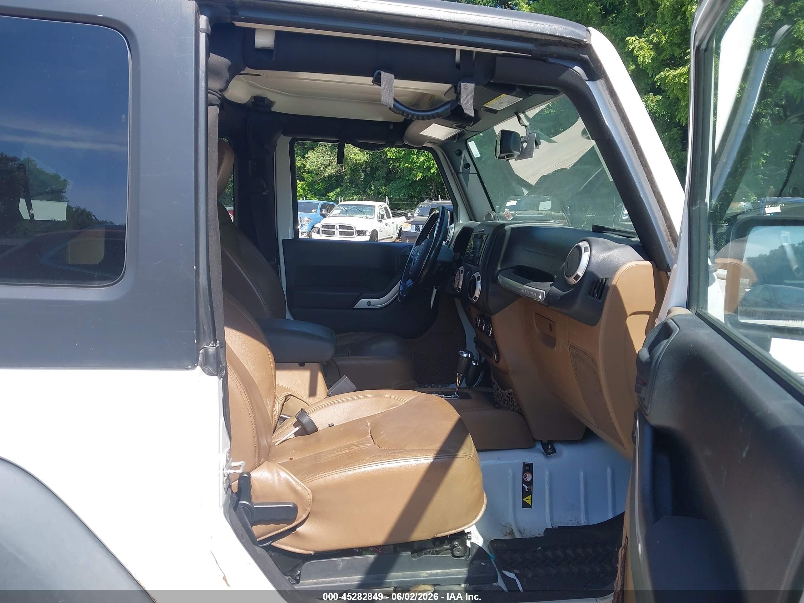 2013 Jeep Wrangler Rubicon White vin: 1C4BJWCG8DL585013