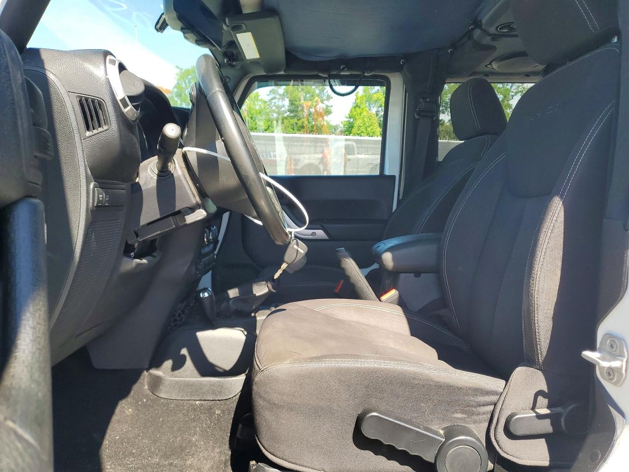 2013 Jeep Wrangler Rubicon White vin: 1C4BJWCGXDL569752