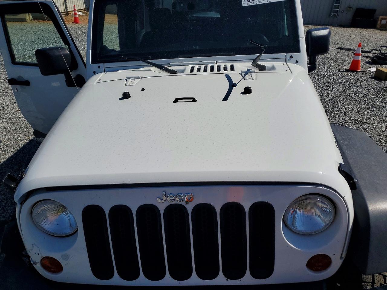 2013 Jeep Wrangler Rubicon White vin: 1C4BJWCGXDL569752