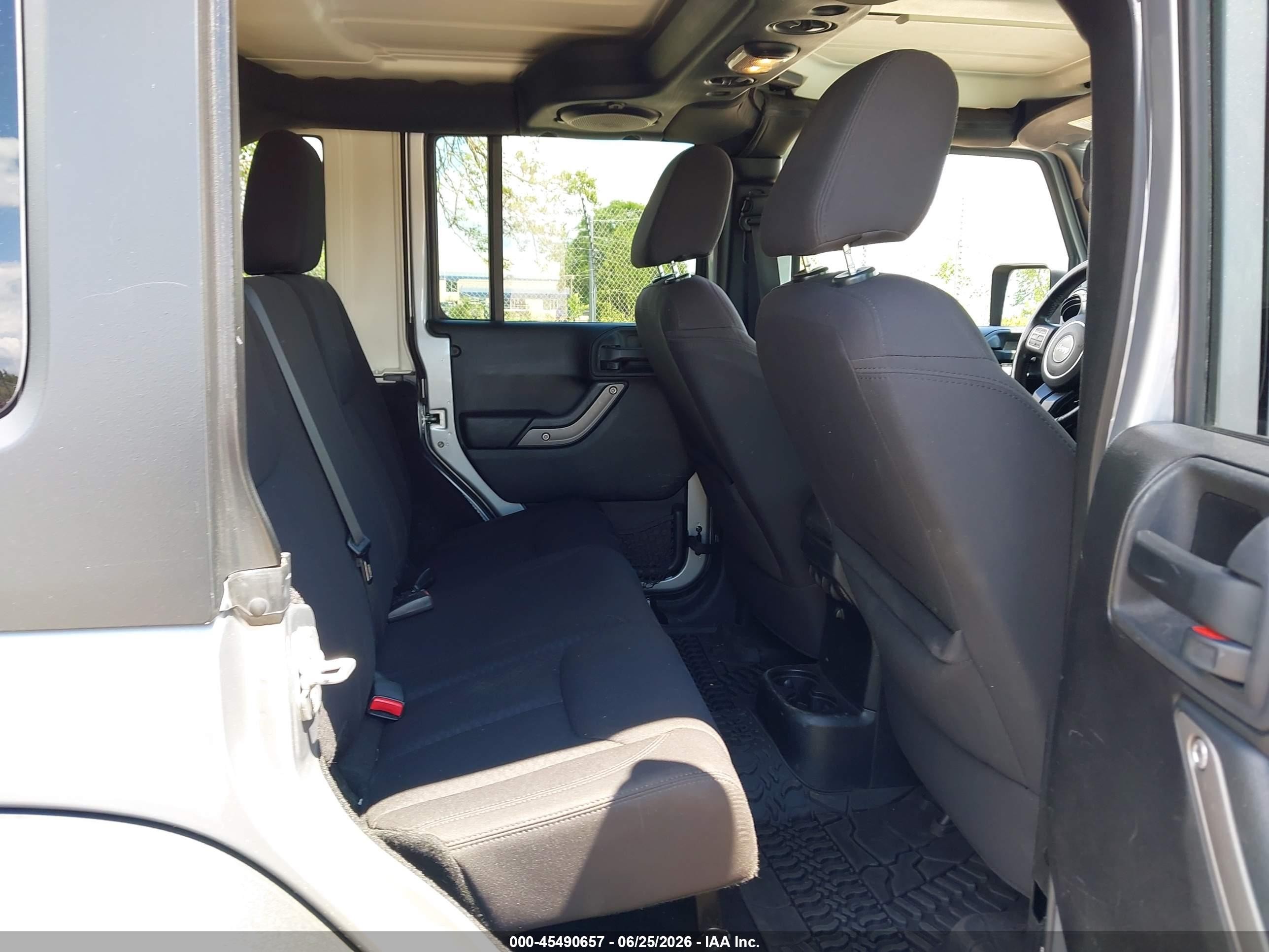 2013 Jeep Wrangler Unlimited Sport Silver vin: 1C4BJWDG0DL631156