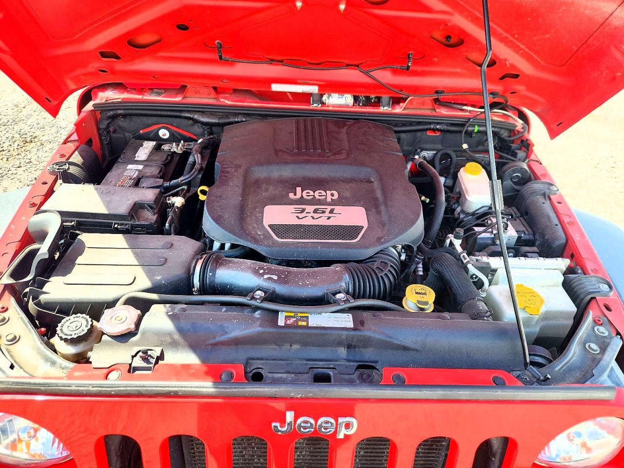 2013 Jeep Wrangler Unlimited Sport Red vin: 1C4BJWDG0DL669714