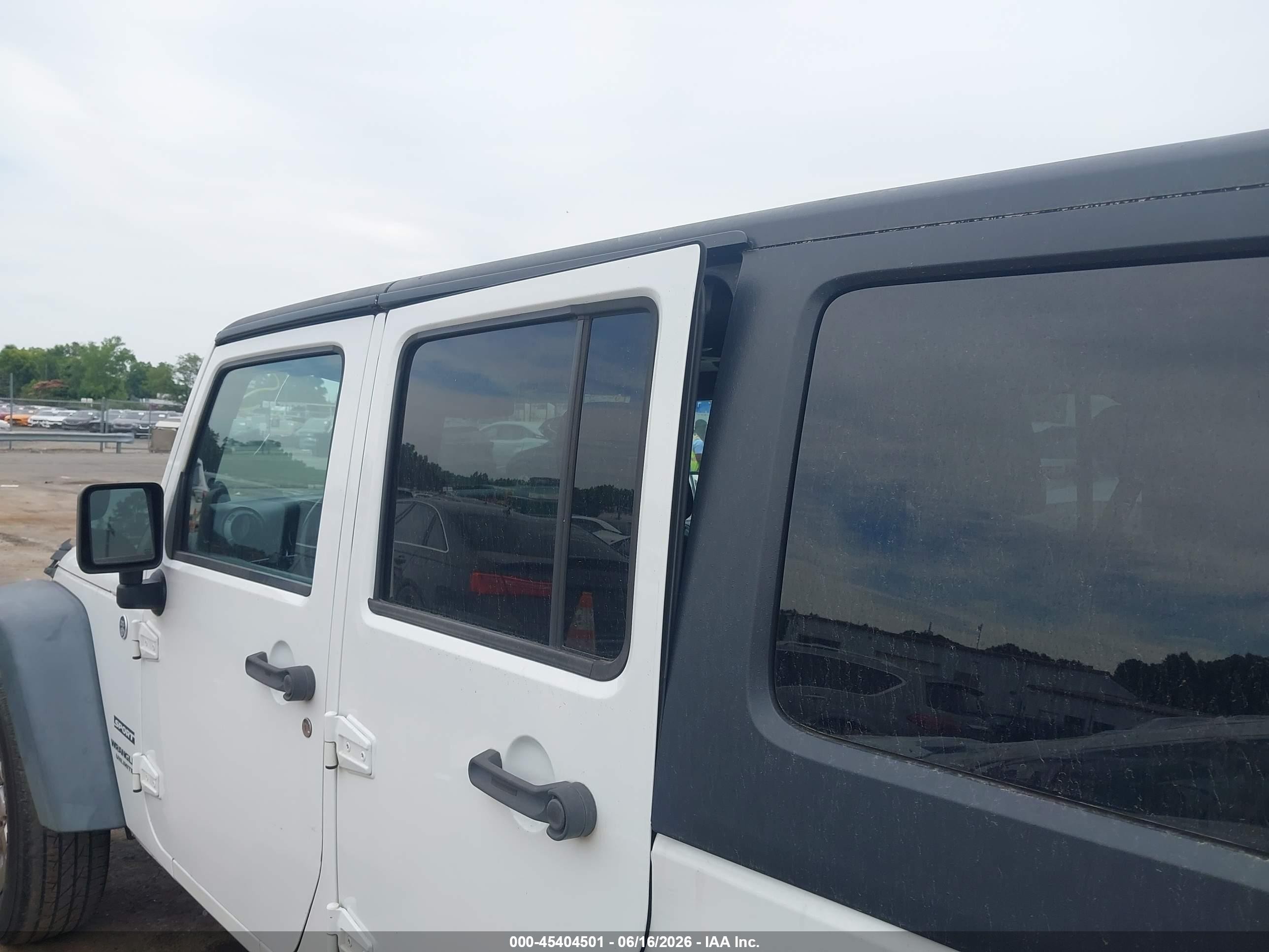 2014 Jeep Wrangler Unlimited Sport White vin: 1C4BJWDG0EL113582