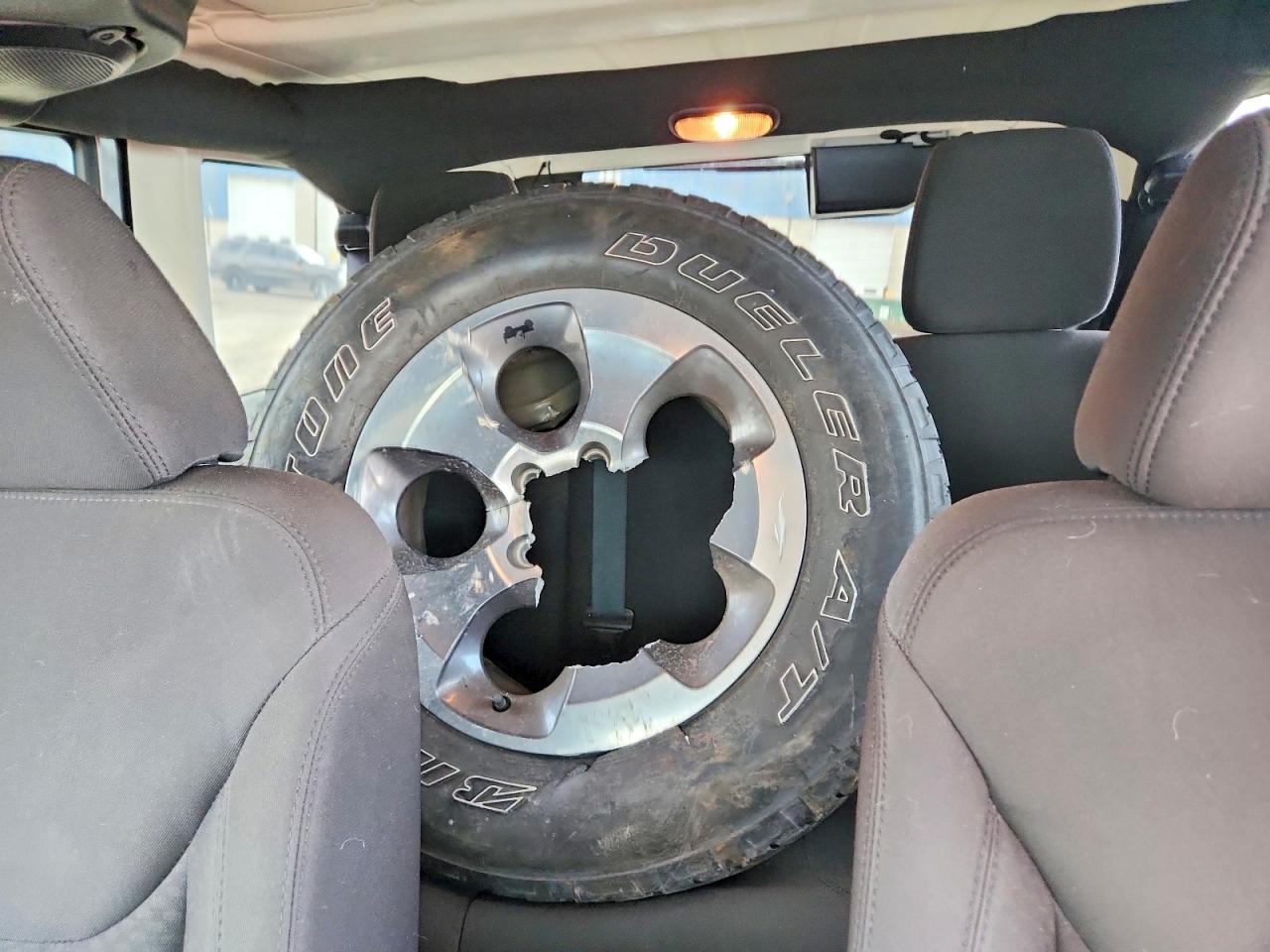 2014 Jeep Wrangler Unlimited Sport Silver vin: 1C4BJWDG0EL250151