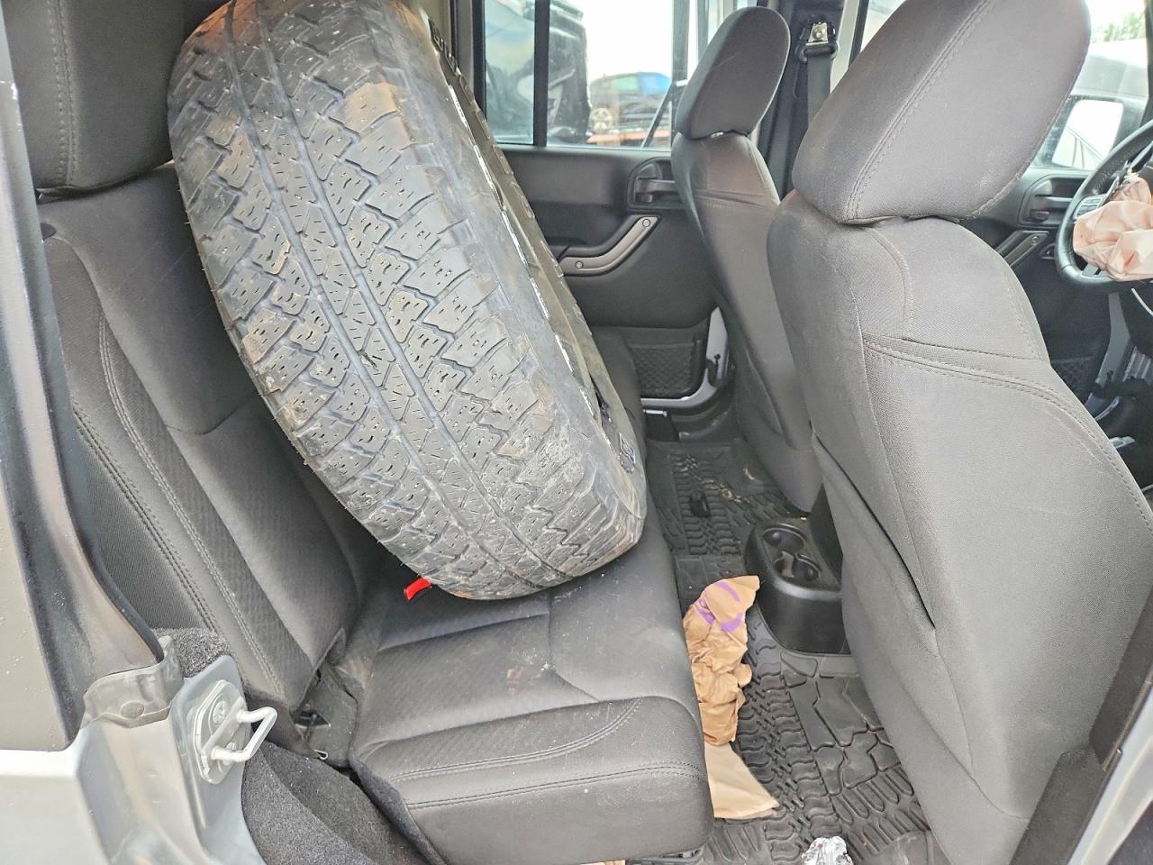 2014 Jeep Wrangler Unlimited Sport Silver vin: 1C4BJWDG0EL250151